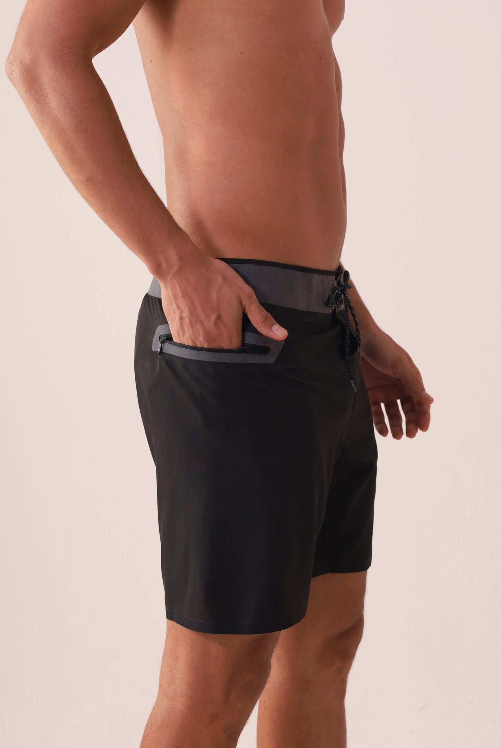 Boardshort Ultralight II Ocean - Preto da Greenish, performance e leveza com modelagem de 44cm e cós anatômico, bolso com zíper.