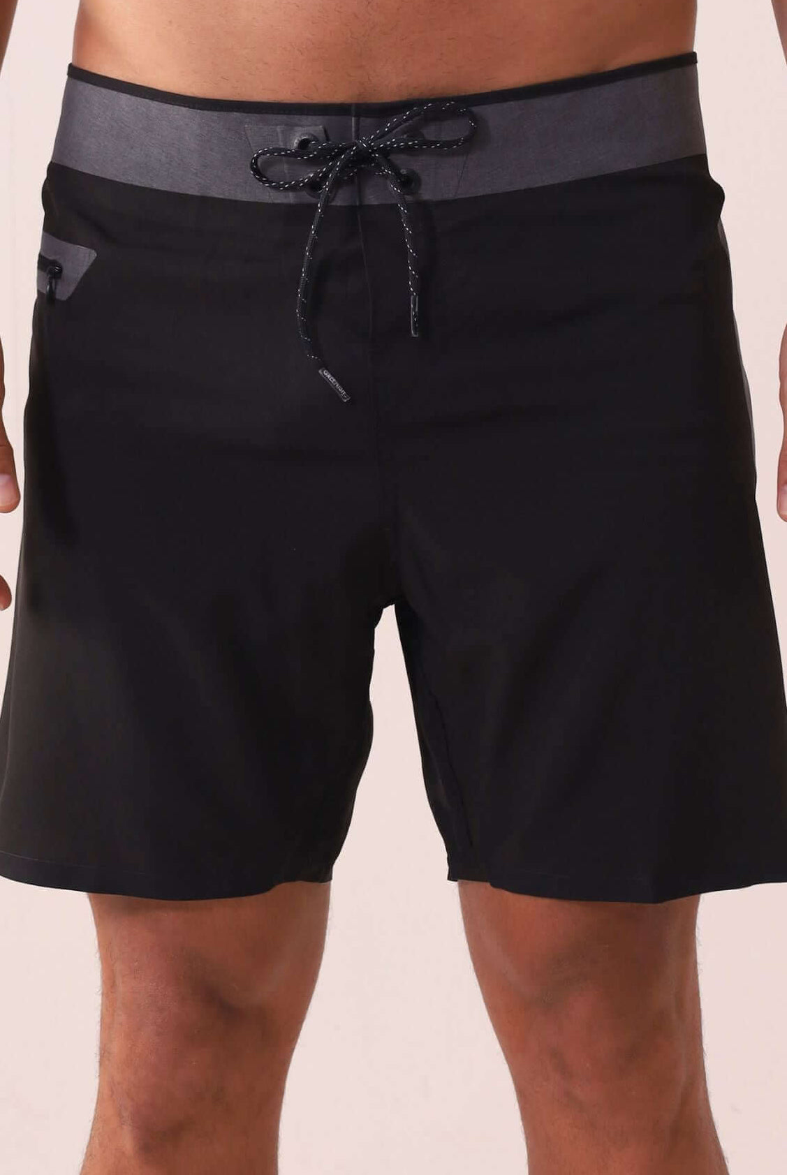 Homem usando Boardshort Ultralight II Ocean - Preto da Greenish, tecido leve, secagem rápida, com bolso lateral e cós anatômico.