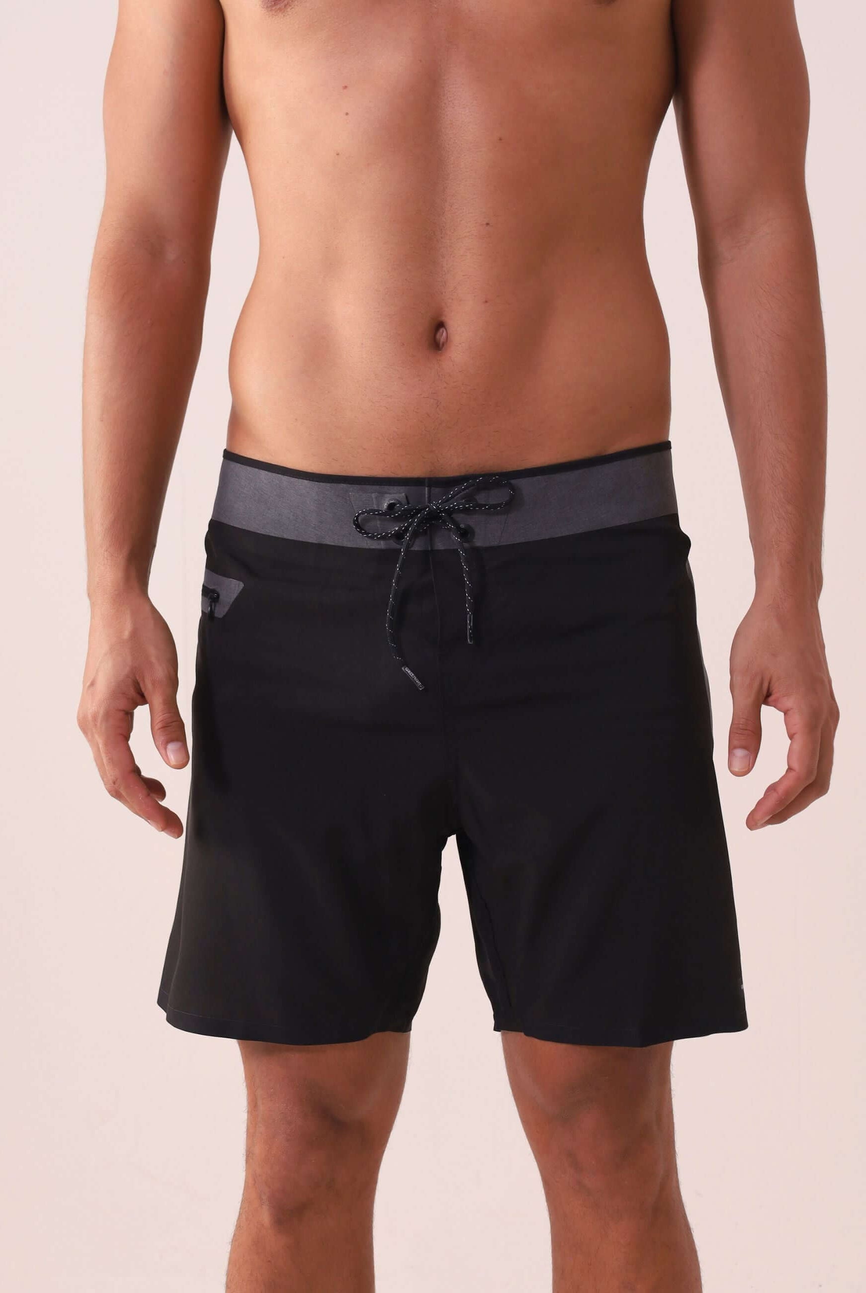 Homem usando Boardshort Ultralight II Ocean - Preto da Greenish, tecido leve, secagem rápida, com bolso lateral e cós anatômico.