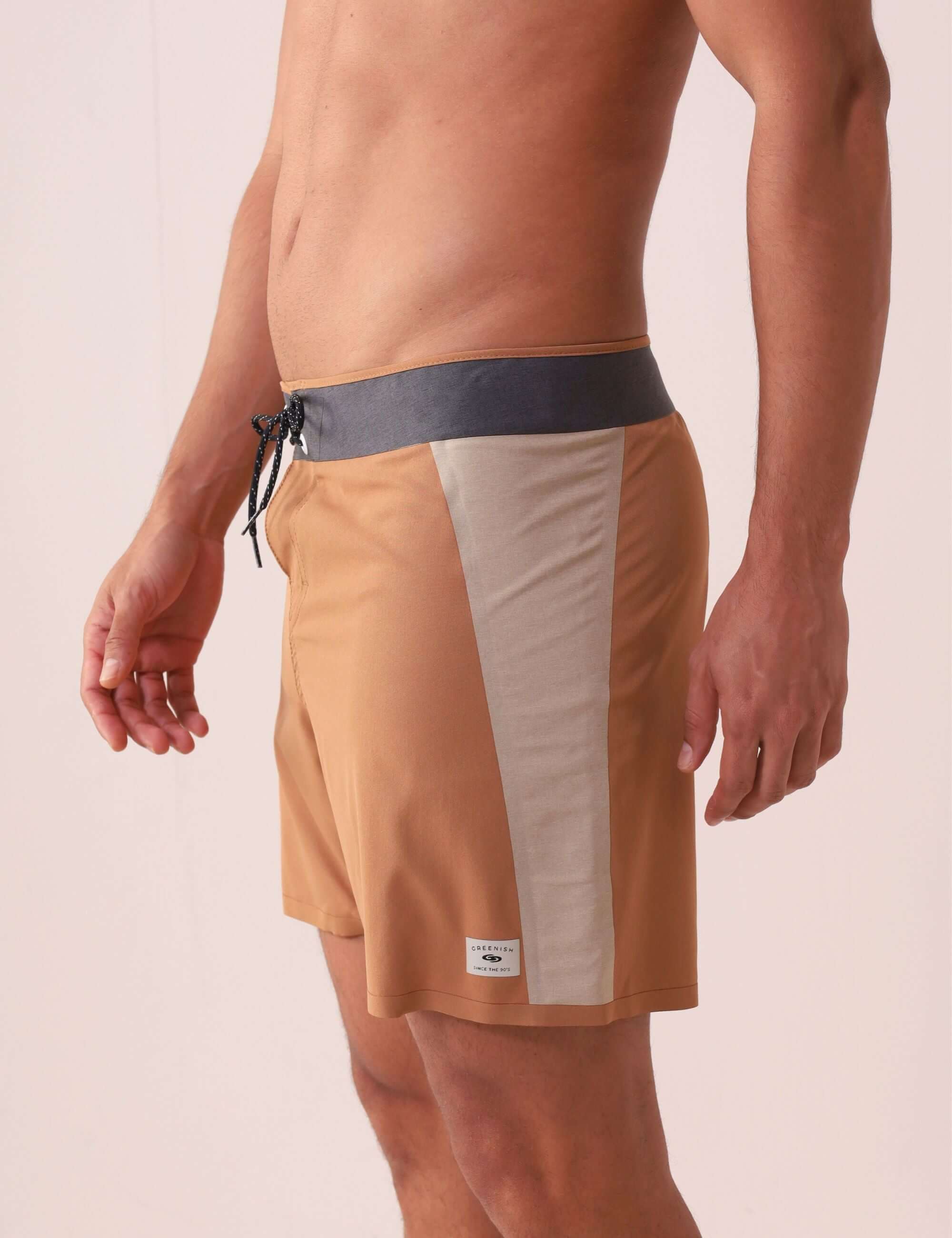 Homem vestindo o Boardshort Ultralight II Sunset - Caqui da marca Greenish, ideal para movimento e estilo autêntico.