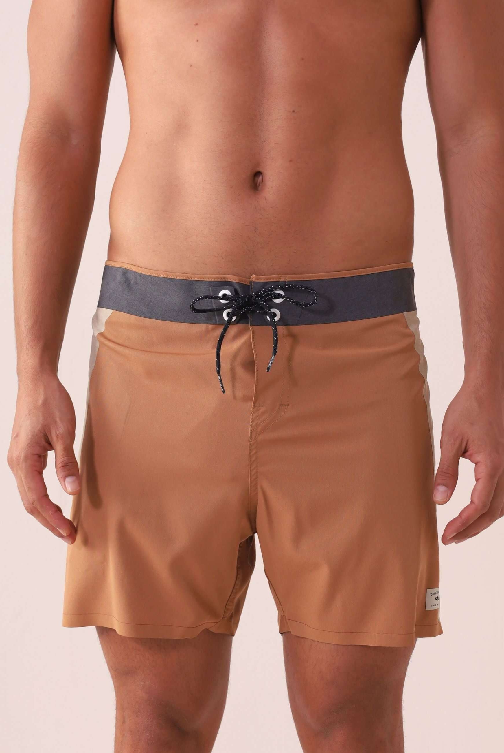 Boardshort Ultralight II Sunset - Caqui da Greenish em modelo, mostrando estilo e leveza. Ideal para praia e atividades ao ar livre.