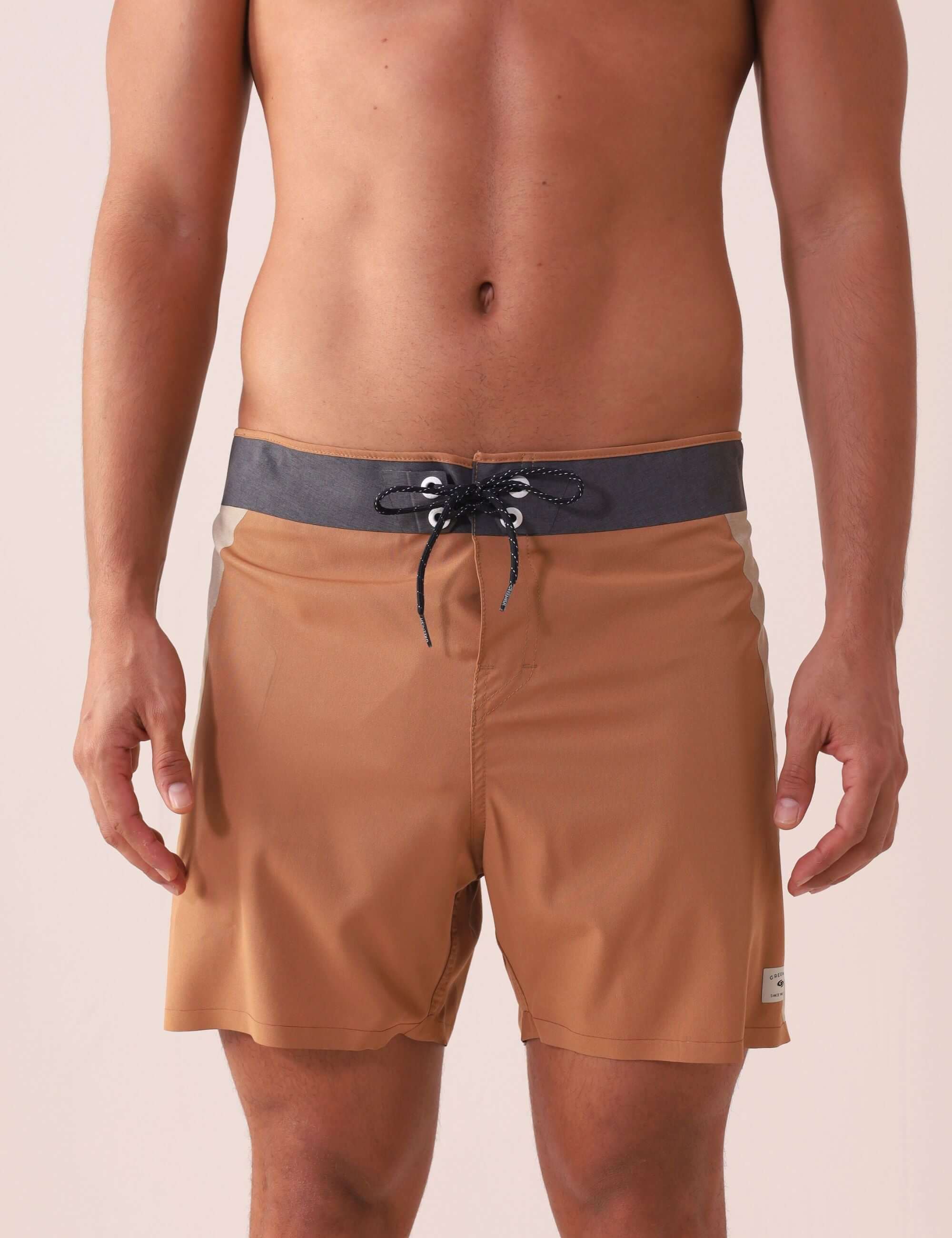 Boardshort Ultralight II Sunset - Caqui da Greenish em modelo, mostrando estilo e leveza. Ideal para praia e atividades ao ar livre.