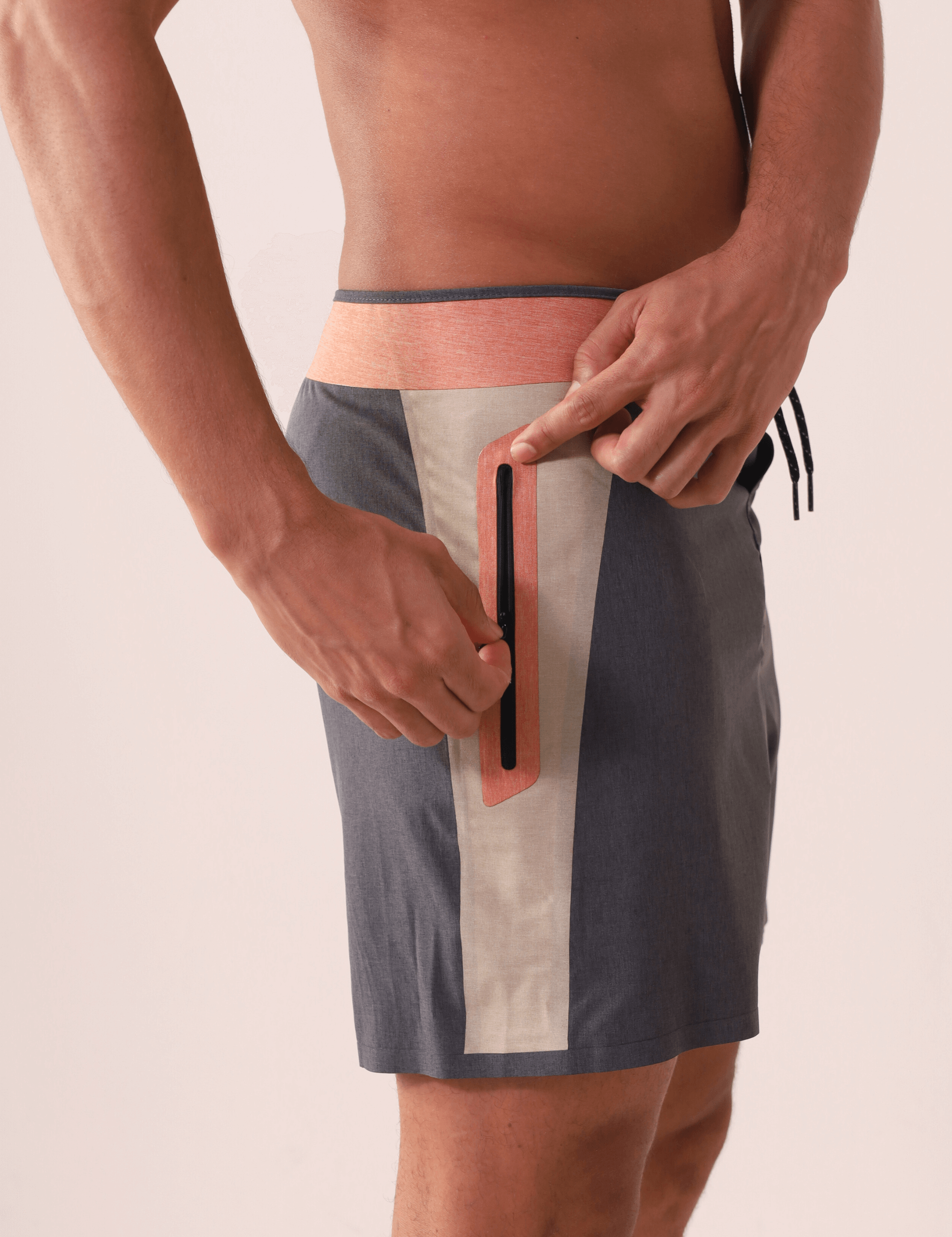 Boardshort Ultralight II Sunset - Preto da Greenish com design multicolorido, bolso zíper e recortes colados, ideal para movimento.