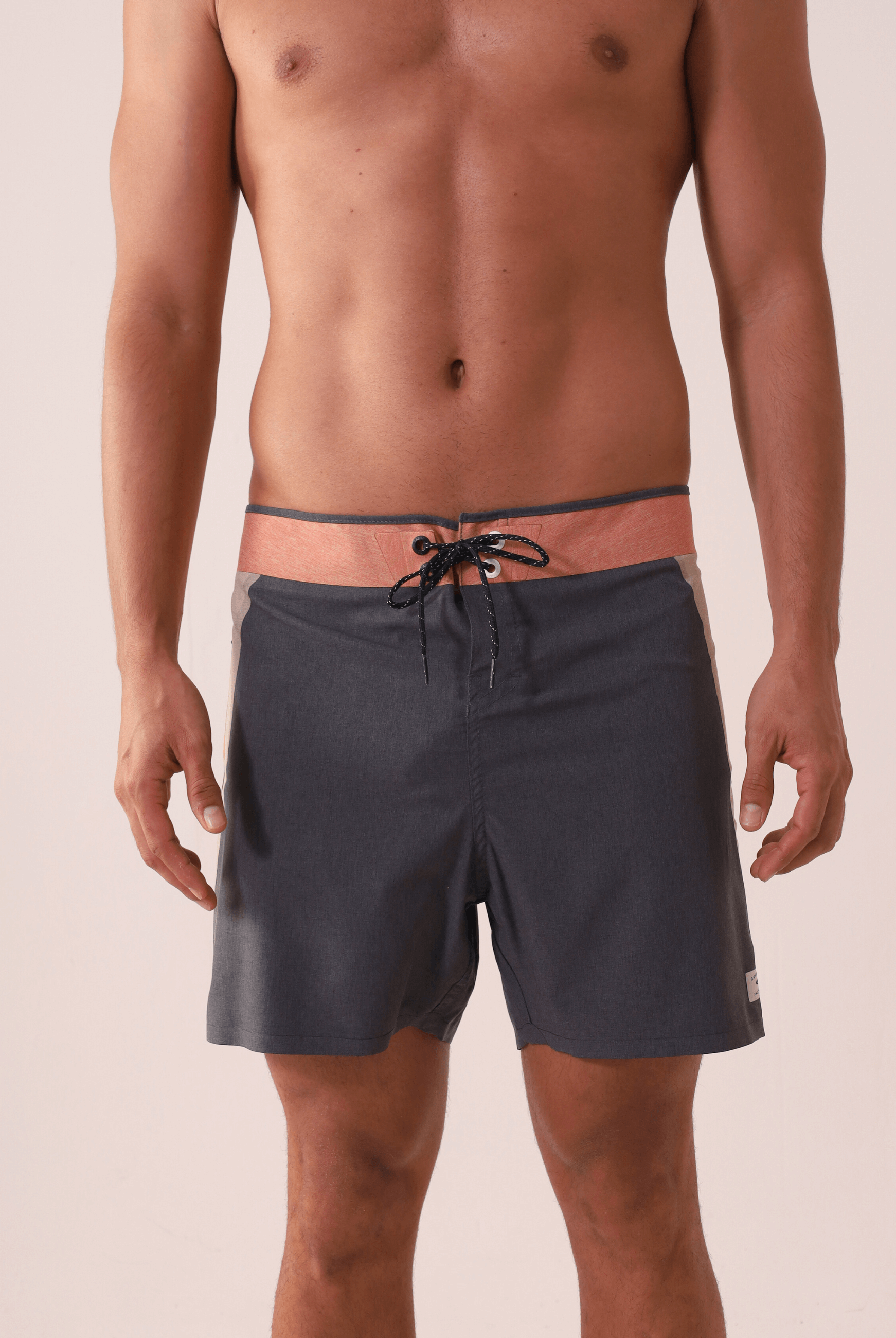 Homem usando Boardshort Ultralight II Sunset - Preto da Greenish, com design leve e multicolorido, ideal para praia e urbano.