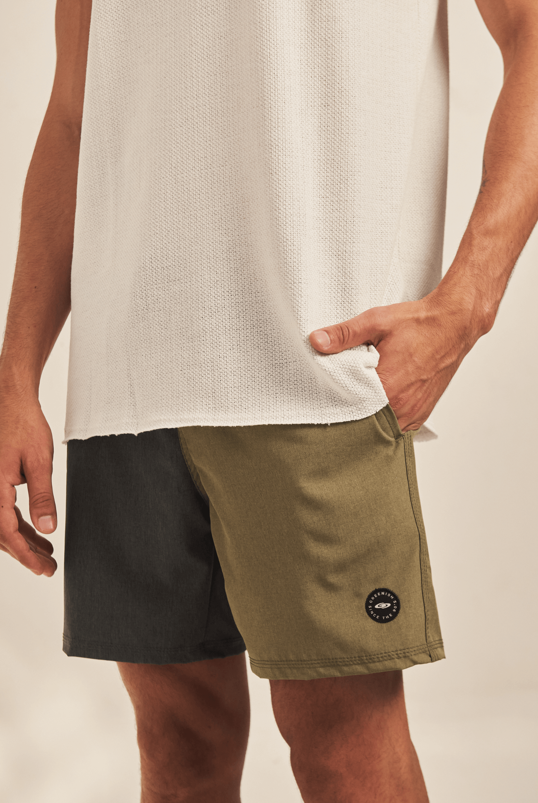 Boardwalk Color Blocks - Grafite Greenish bermuda modelo com bloco de cor grafite e oliva, cós anatômico e bolso traseiro