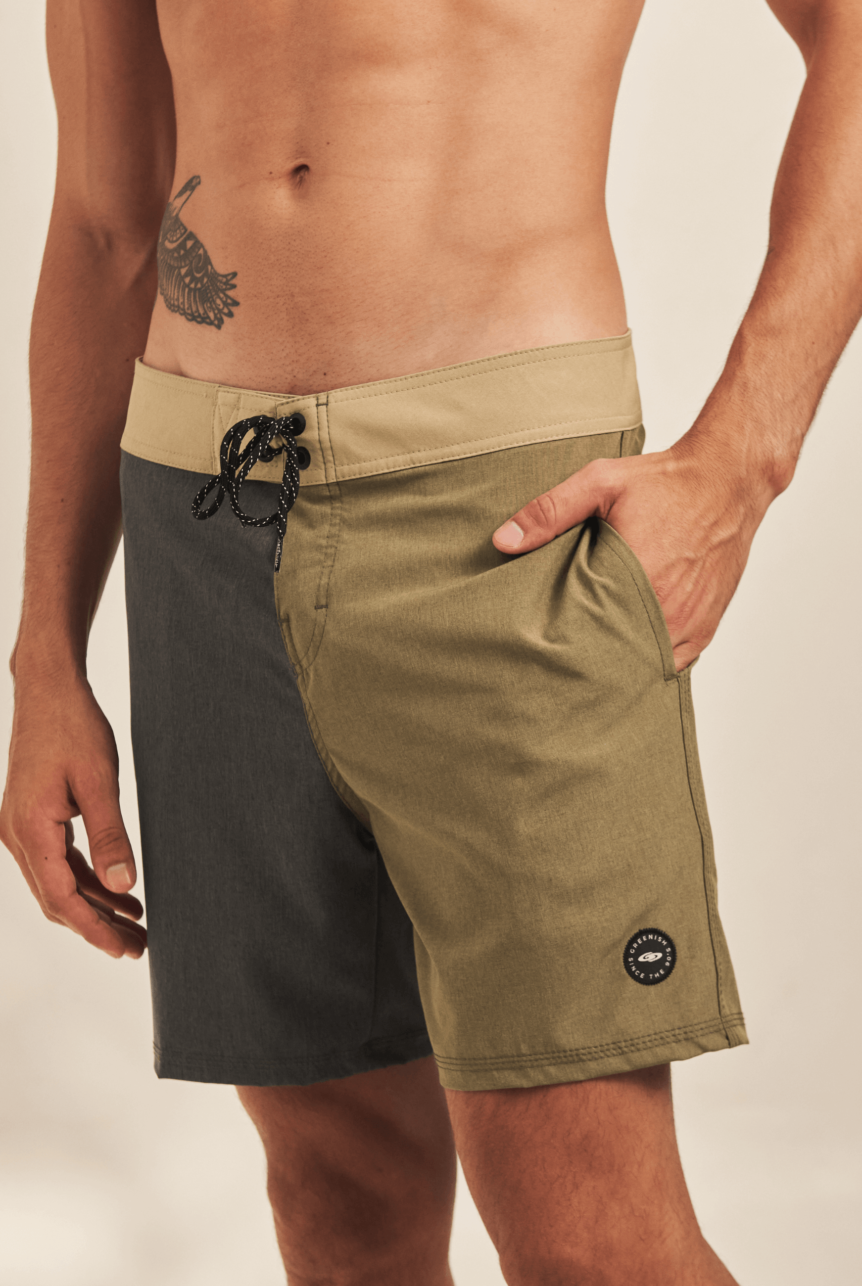 Alt Tag: Boardwalk Color Blocks - Grafite da Greenish, bermuda boardshorts color block com cós anatômico e amarração frontal