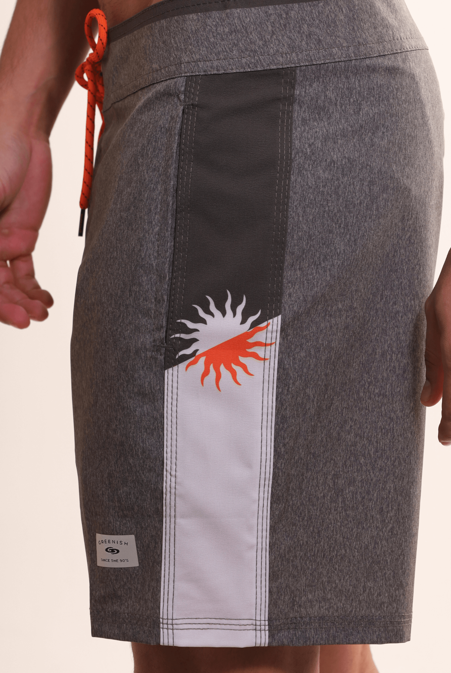 Bermuda Boardwalk Healing Rays - Verde da marca Greenish, com tecido leve e design litorâneo para um visual casual e confortável.