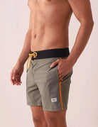 Bermuda Greenish BOARDWALK OUTLINE OUTSIDE - VERDE com design esportivo, cadarço personalizado e bolso traseiro para uso outdoor.