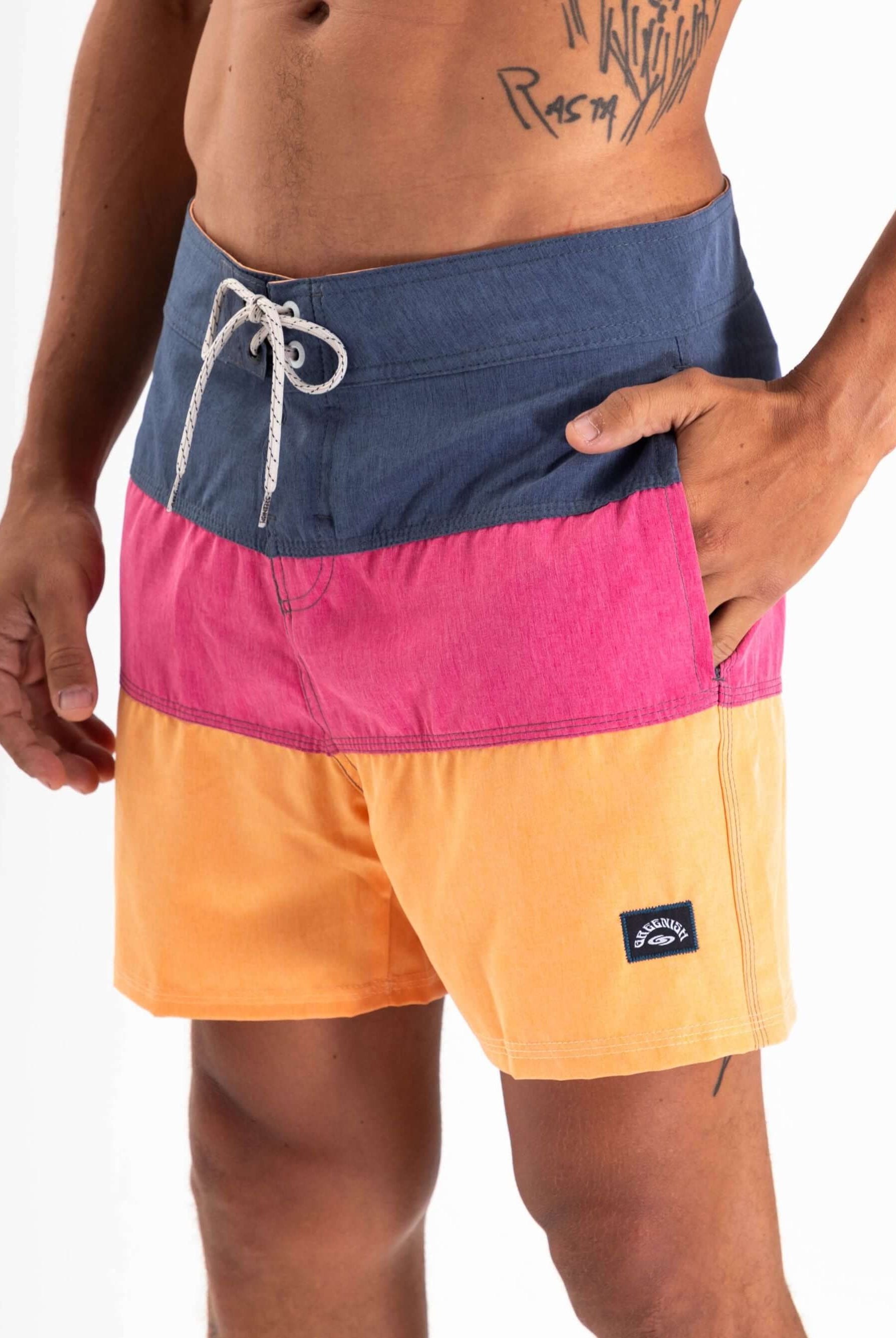 Calções Boardwalk Three Panels da Greenish, em azul, rosa e laranja, com cós anatômico e bolsos.