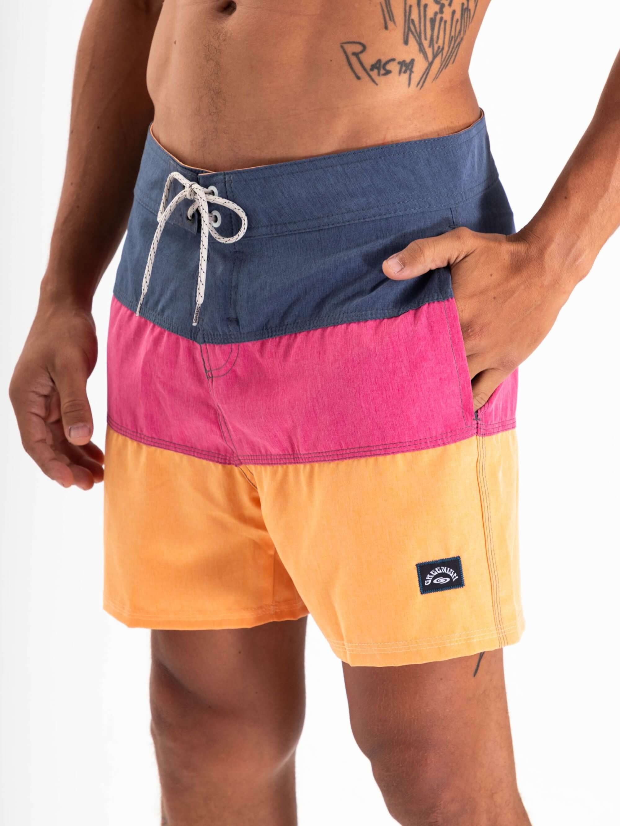Calções Boardwalk Three Panels da Greenish, em azul, rosa e laranja, com cós anatômico e bolsos.