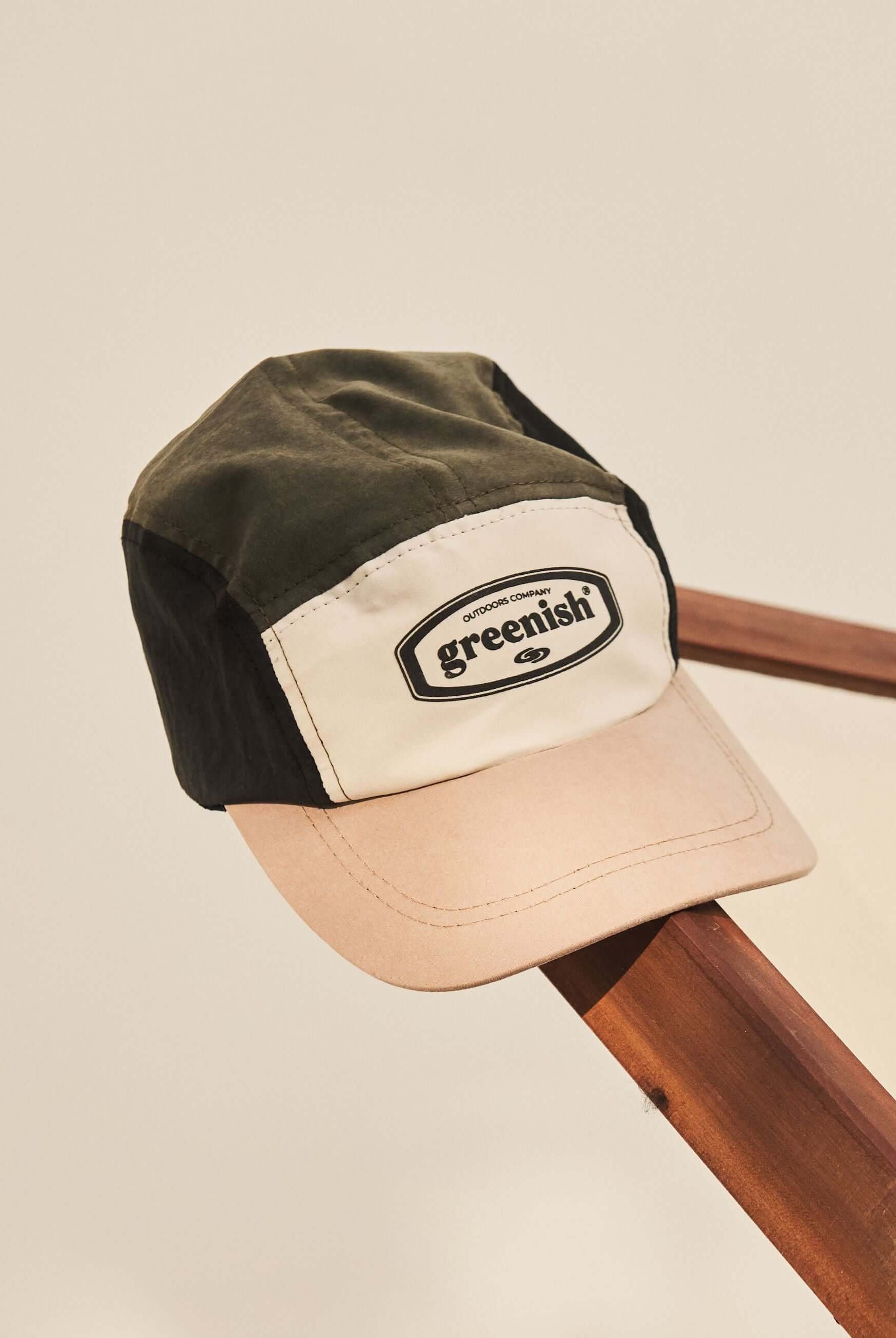 Alt Tag: Bone Green Outdoors Co. - Areia cap em tons areia e verde com silk 'greenish' frontal, aba curva contrastante e acabamento premium