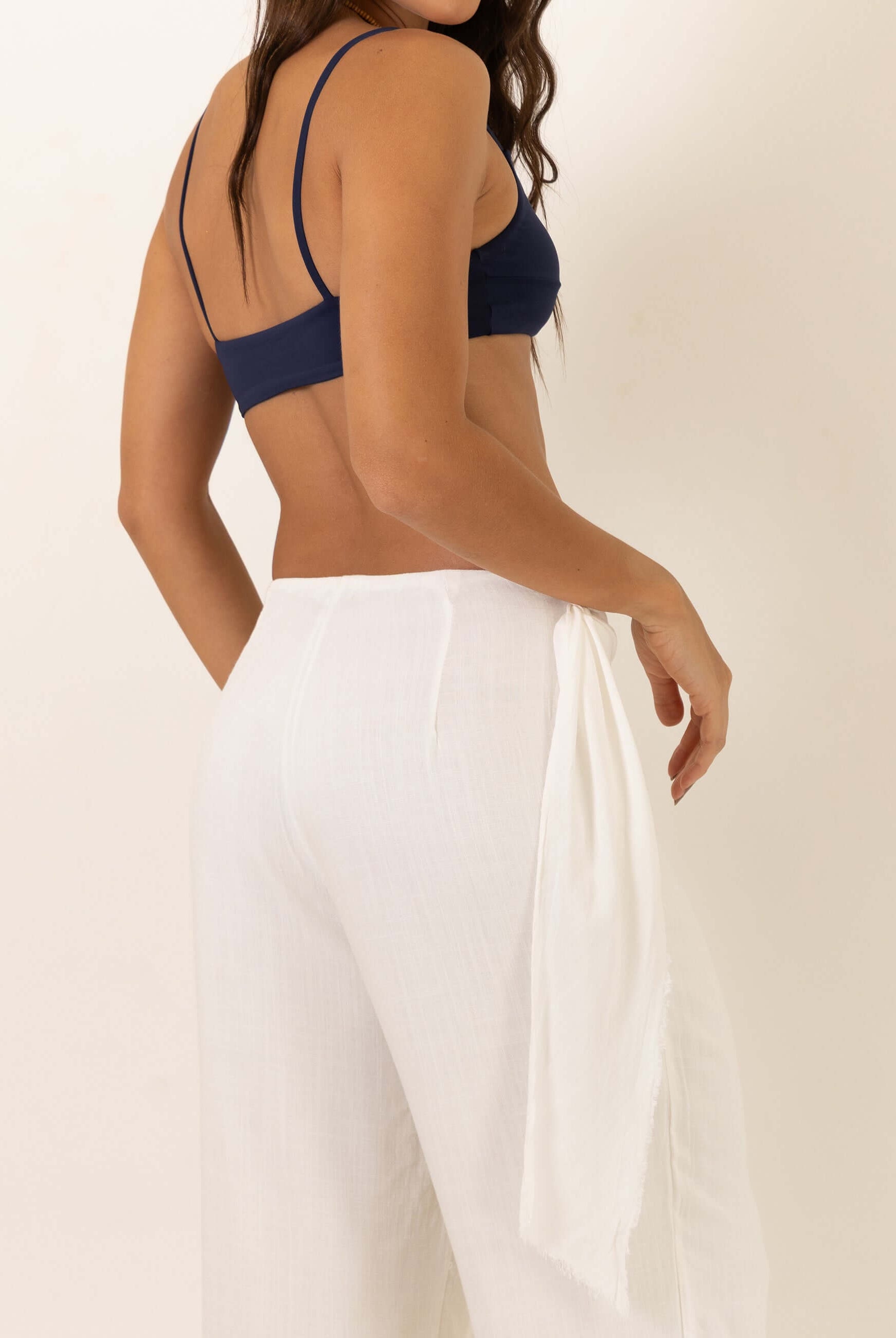 Modelo vestindo Calça com Aba Rustic - Off White da Greenish, vista de costas.