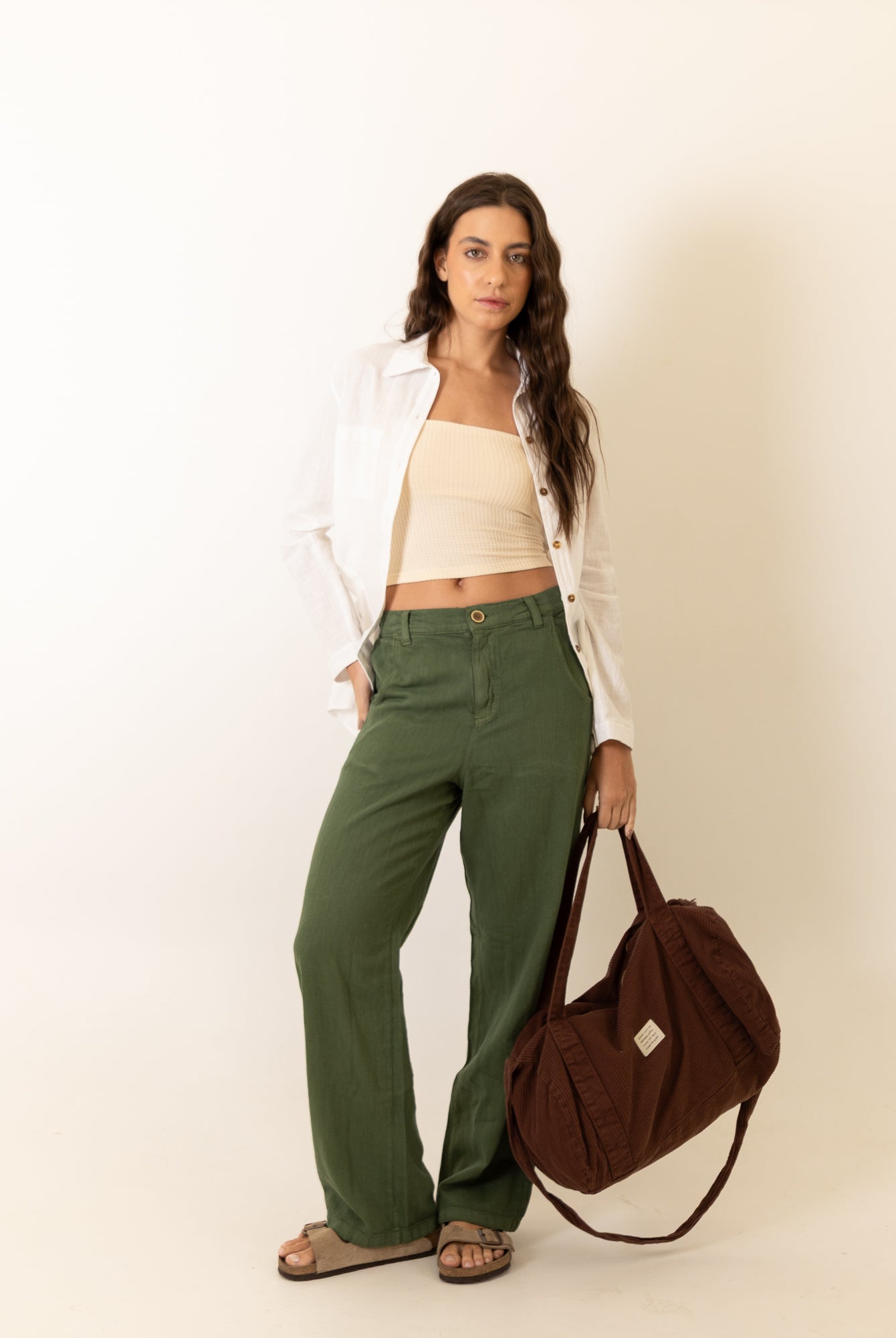 Mulher vestindo Calca New Khay - Verde Escuro da Greenish, com caimento solto e confortável, destacando estilo casual e natural.