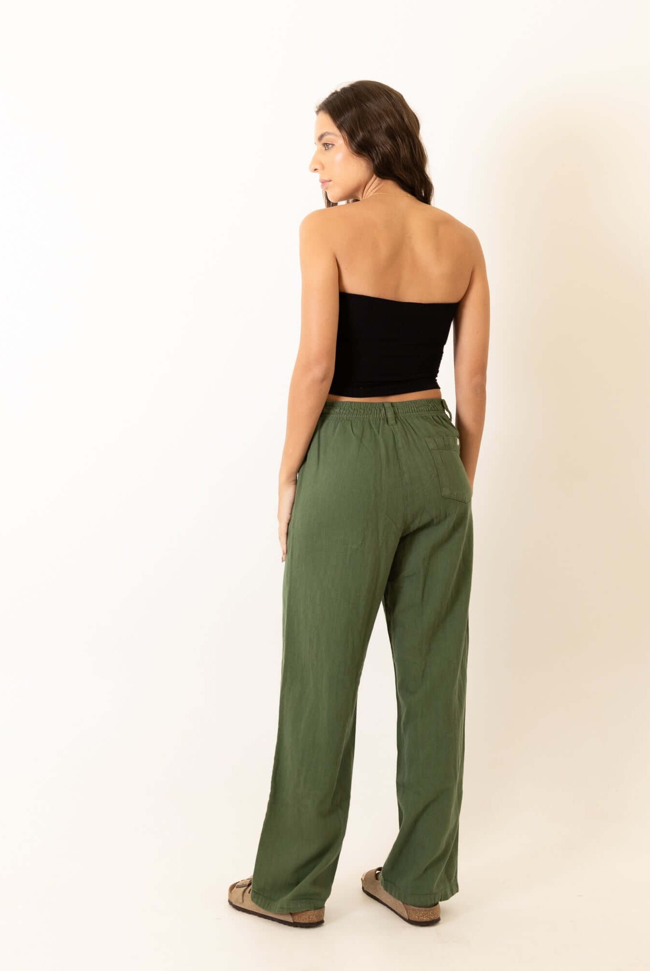 Modelo vestindo Calca New Khay - Verde Escuro da Greenish, mostrando caimento solto e detalhes casuais para estilo natural.