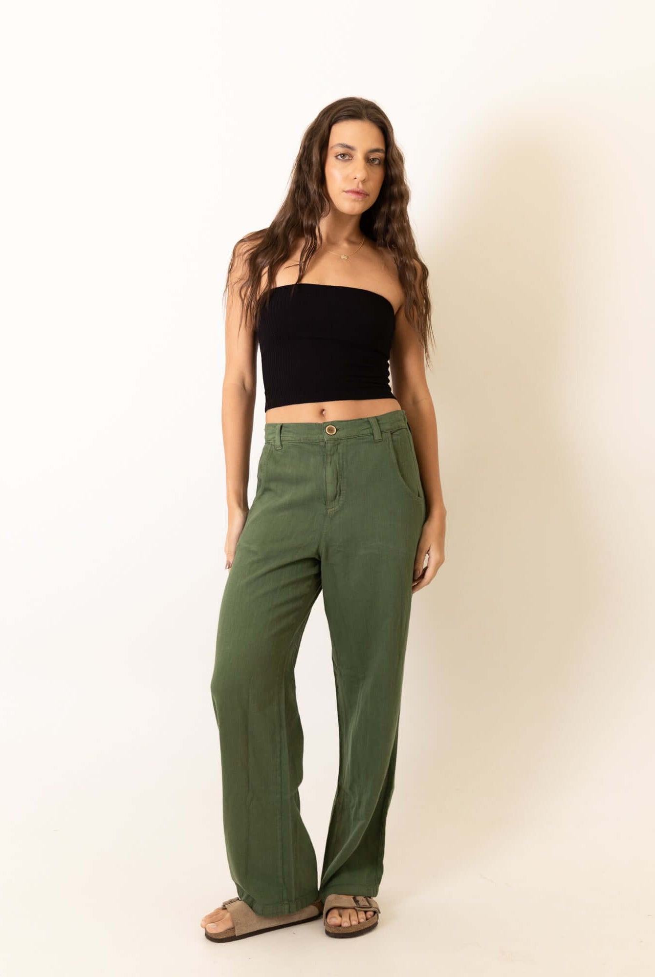 Mulher usando Calca New Khay - Verde Escuro da marca Greenish, estilo casual com conforto em linho. Elegante e confortável para todos os momentos.