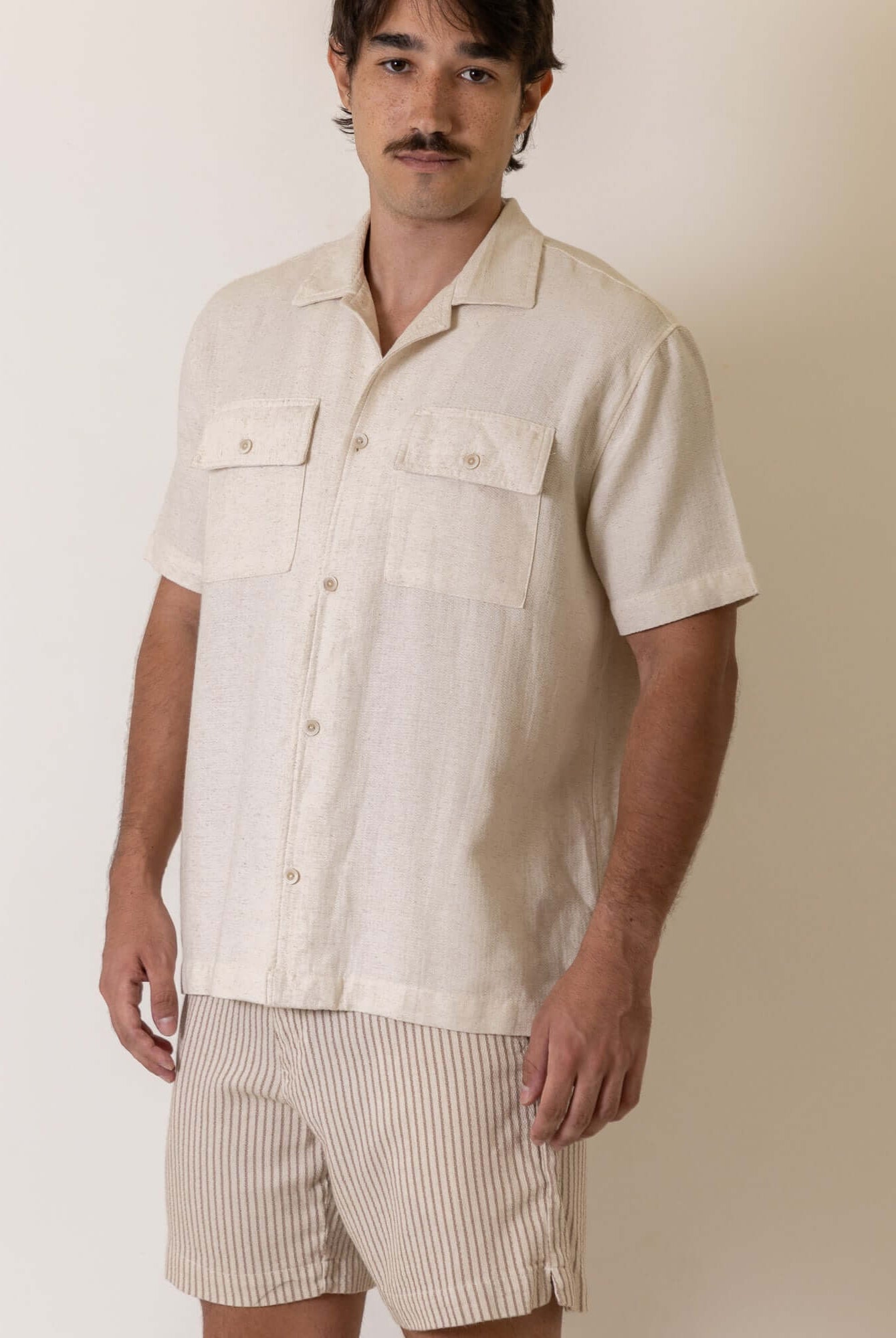 Modelo vestindo Camisa Botao Brisa - Natural da marca Greenish