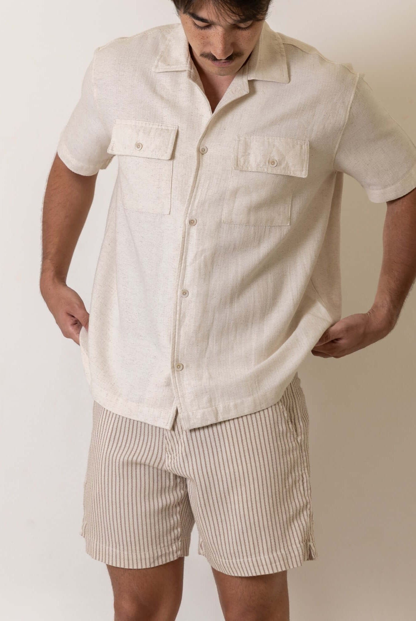 Modelo vestindo Camisa Botao Brisa - Natural da marca Greenish, destacando a qualidade e o design casual para o verão.