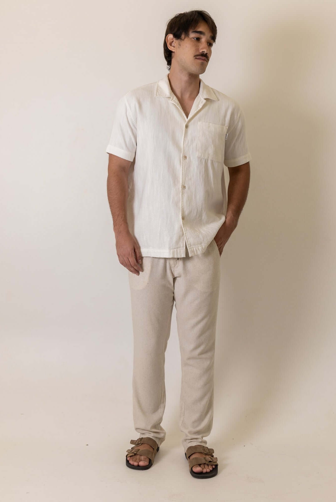Modelo vestindo Camisa Botao High Tide - Off White da marca Greenish em cenário minimalista.