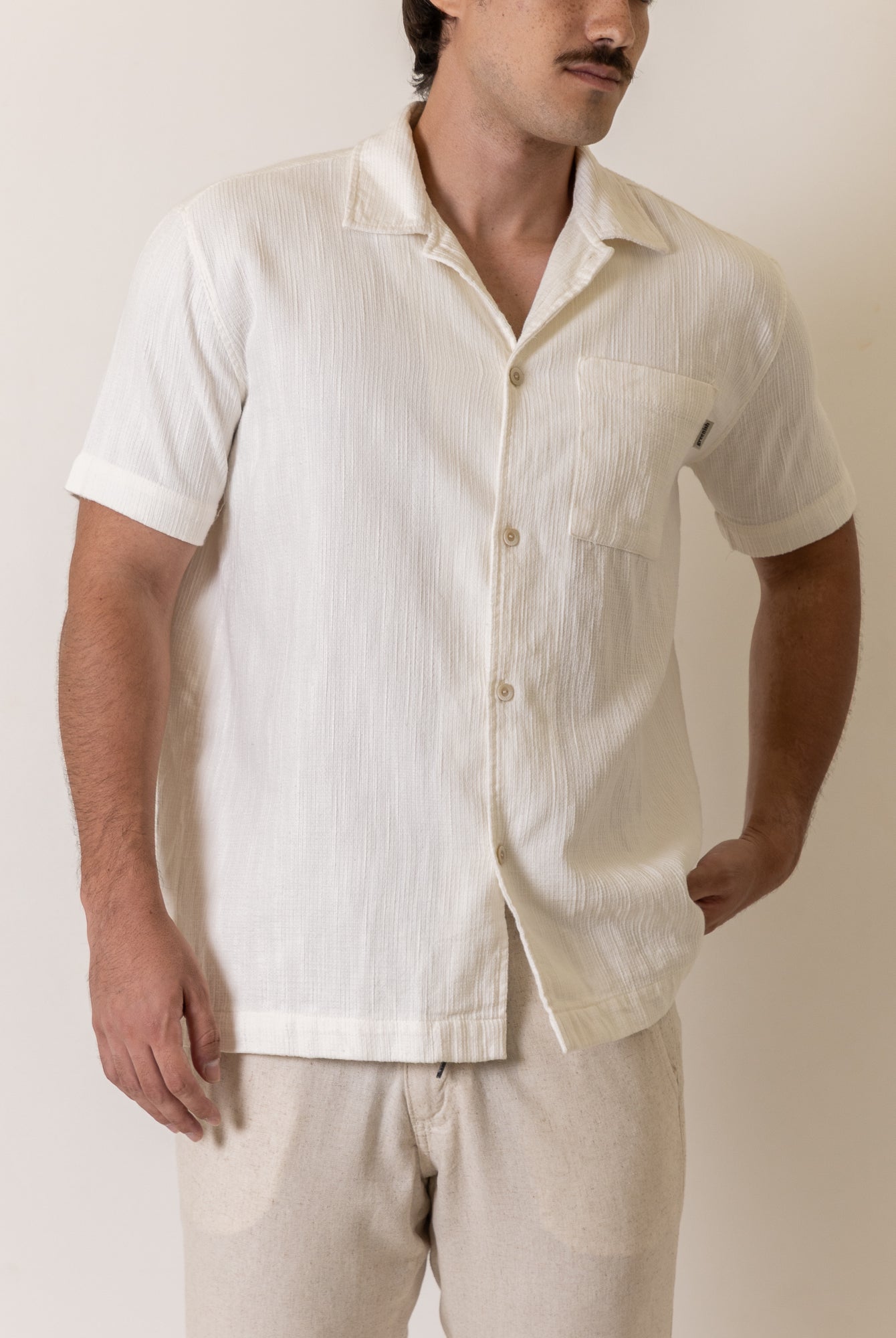 Greenish Camisa Botao High Tide - Off White men’s shirt with buttons and short sleeves.