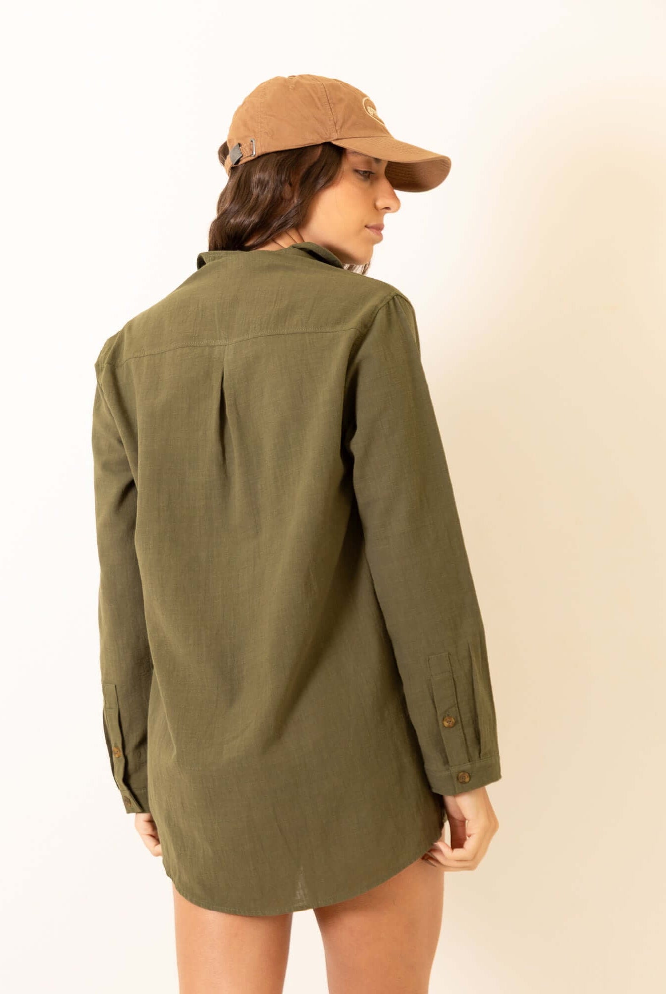 Model wearing Greenish Camisa Jennie - Verde Escuro, a stylish dark green shirt viewed from the back.