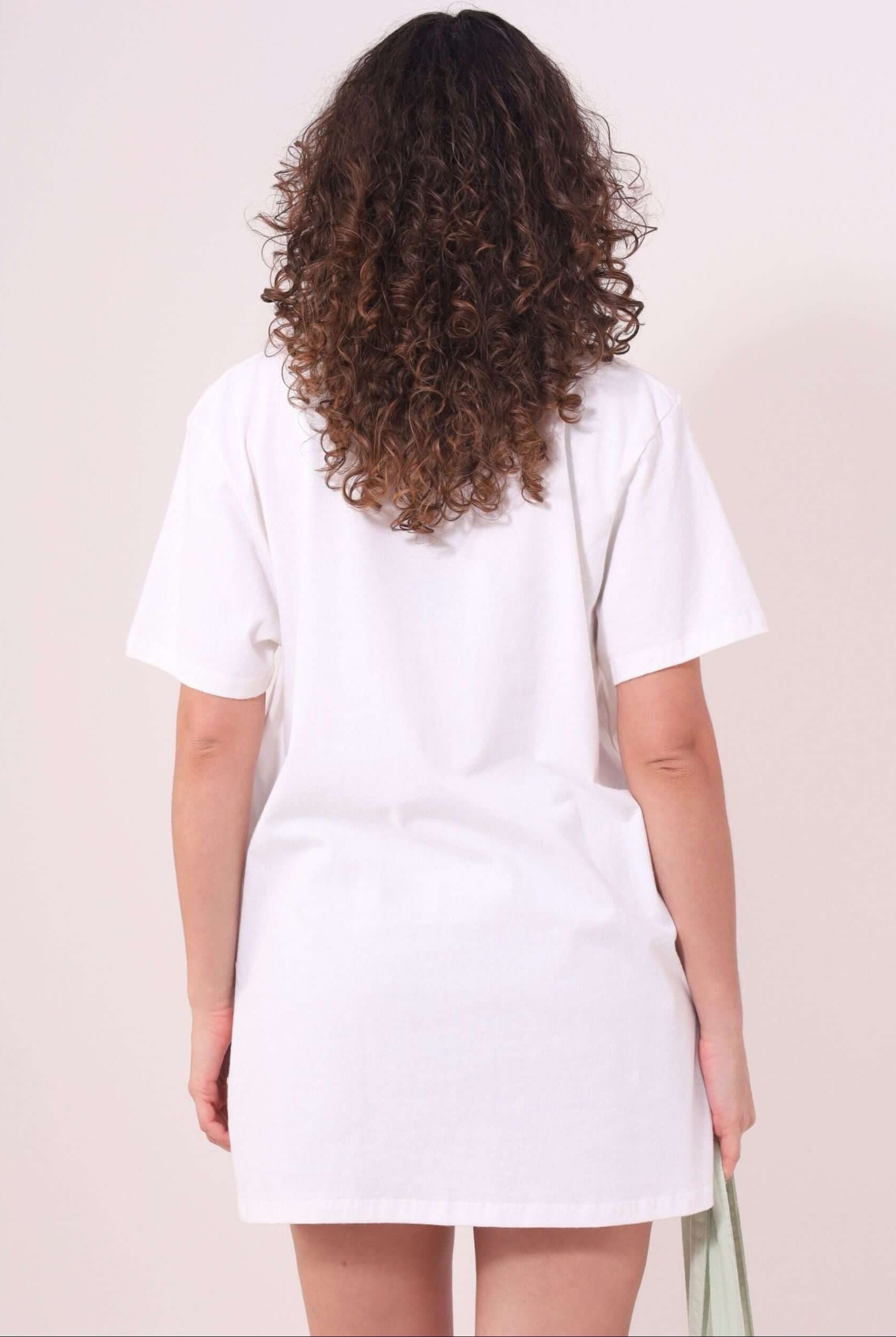 Mulher vestindo Camiseta Acai Berry - Off White da Greenish em 100% algodão, estilo despojado para dias quentes.