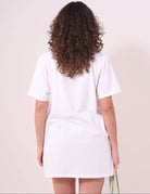 Mulher vestindo Camiseta Acai Berry - Off White da Greenish em 100% algodão, estilo despojado para dias quentes.