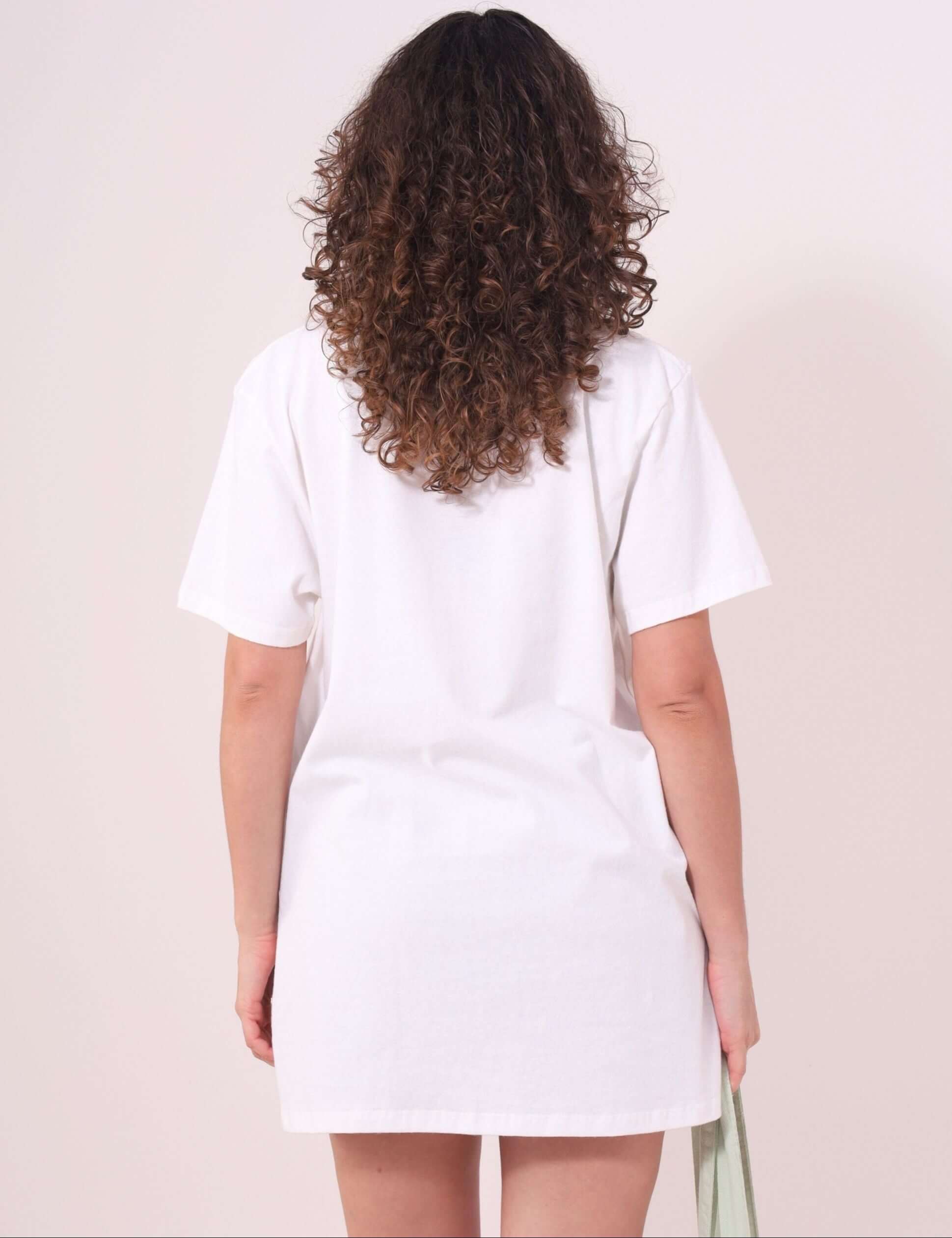 Mulher vestindo Camiseta Acai Berry - Off White da Greenish em 100% algodão, estilo despojado para dias quentes.