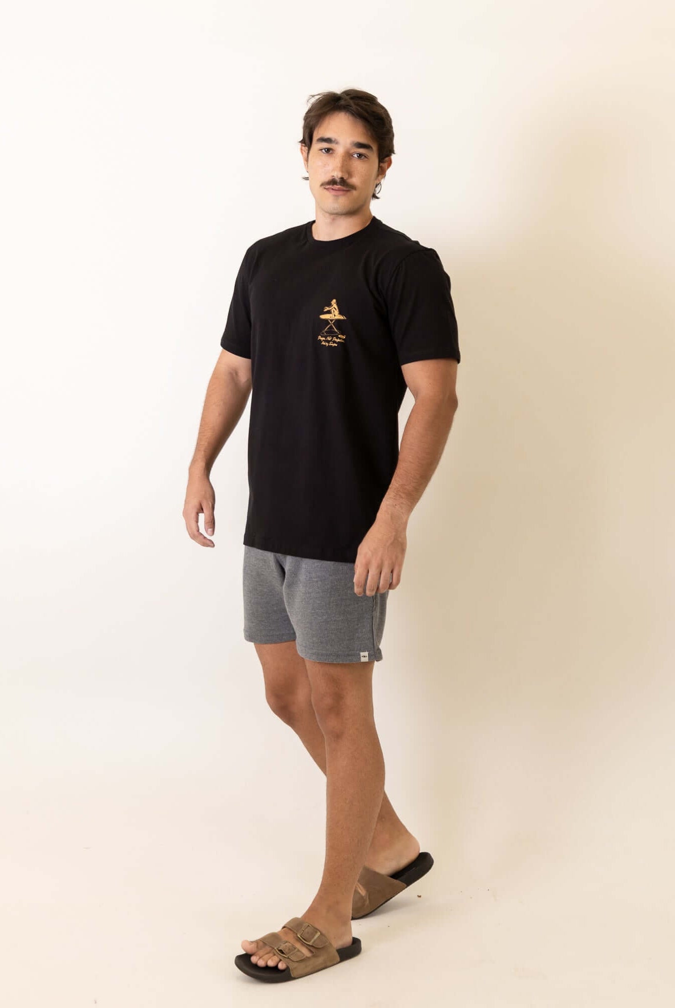 Modelo vestindo Camiseta Balance Everyday - Preto da marca Greenish em um fundo neutro.