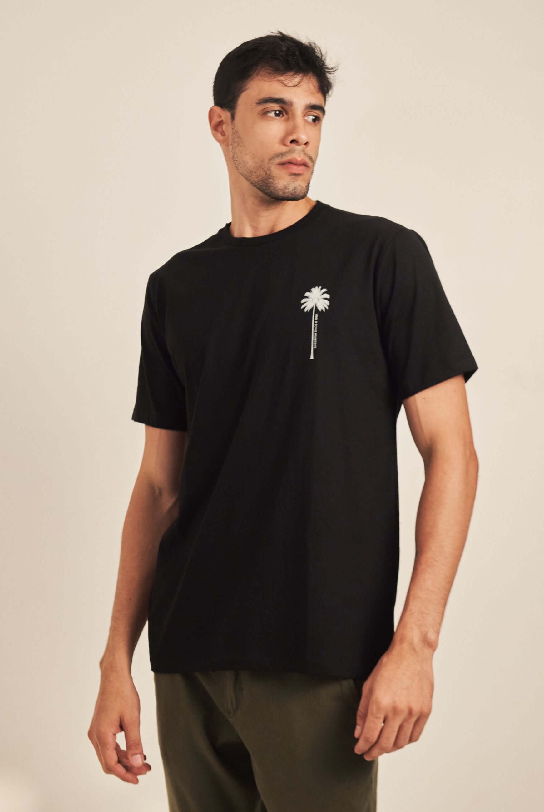 Camiseta Coconut Tree - Preto Greenish masculina em algodão com estampa de coqueiro, look casual do mar ao asfalto