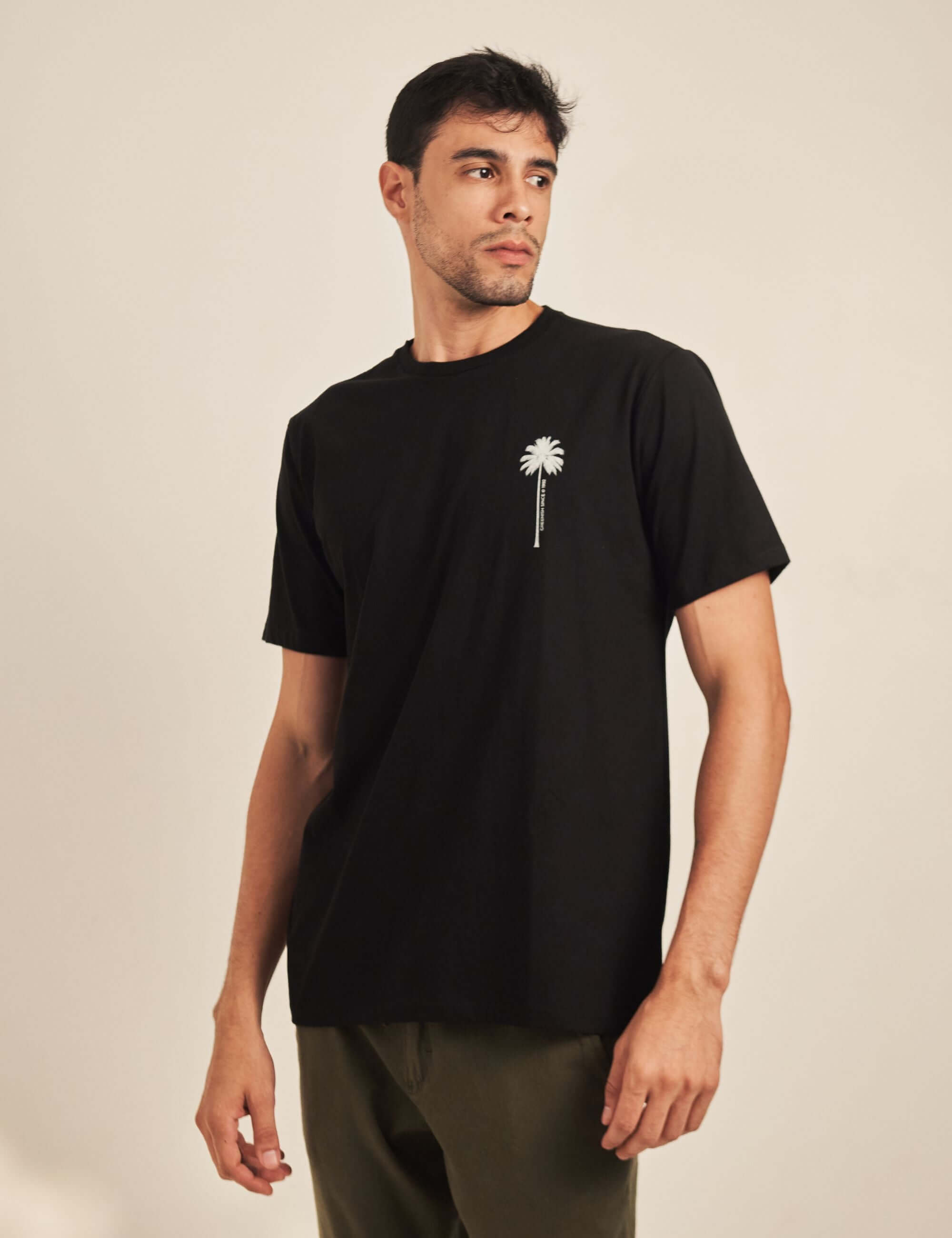Camiseta Coconut Tree - Preto Greenish masculina em algodão com estampa de coqueiro, look casual do mar ao asfalto