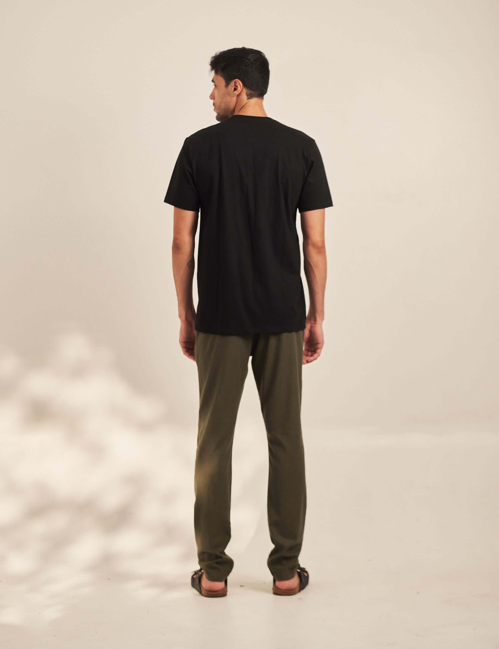 Alt Tag: Camiseta Coconut Tree - Preto Greenish masculina vista de costas em algodão, casual para praia e cidade