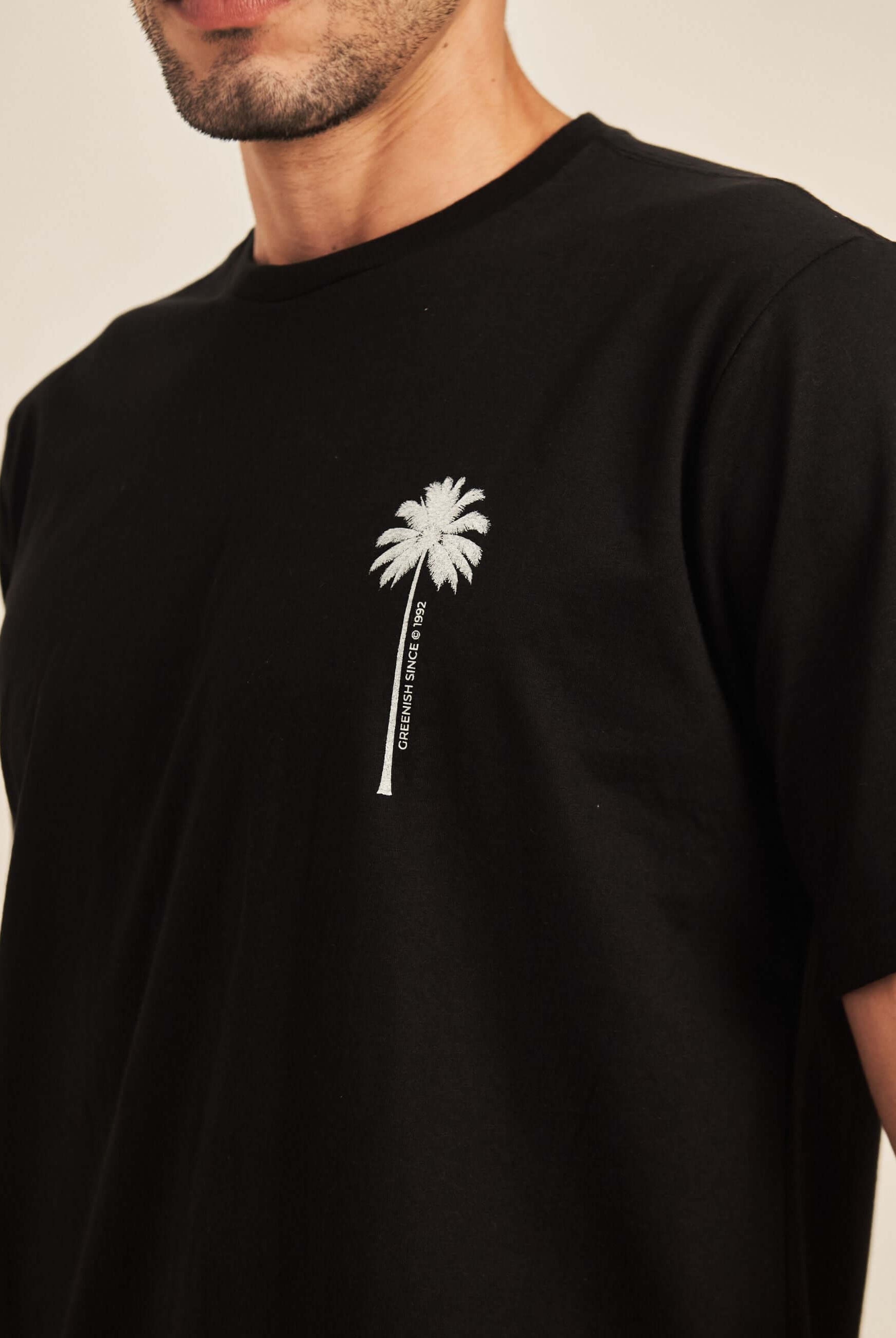 Alt Tag: Camiseta Coconut Tree - Preto da Greenish, camiseta preta 100% algodão com estampa de coqueiro, estilo casual do mar ao asfalto