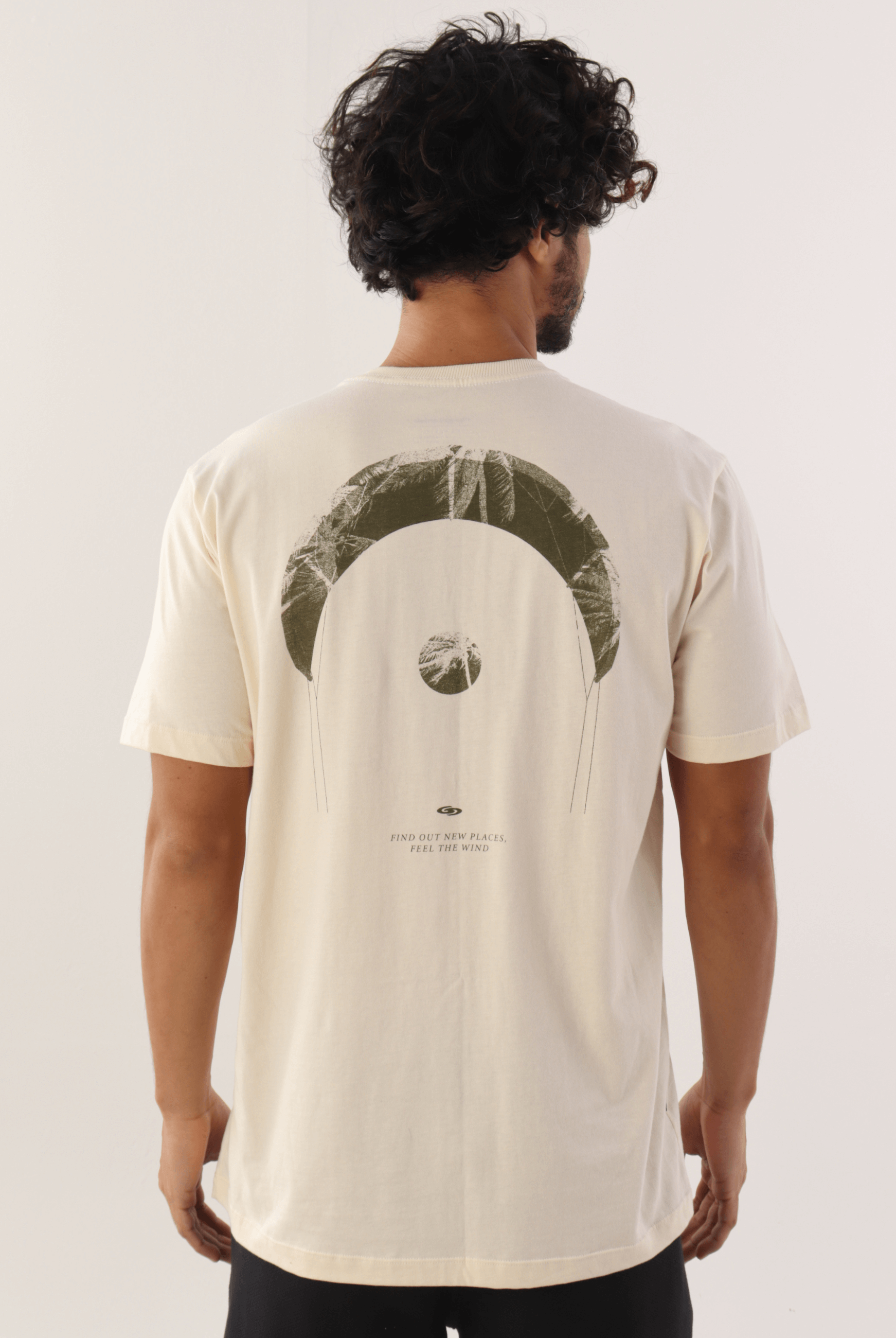Camiseta Greenish 'Find Out New Places - Natural', cor creme com estampa minimalista nas costas, vista traseira. Moda sustentável.