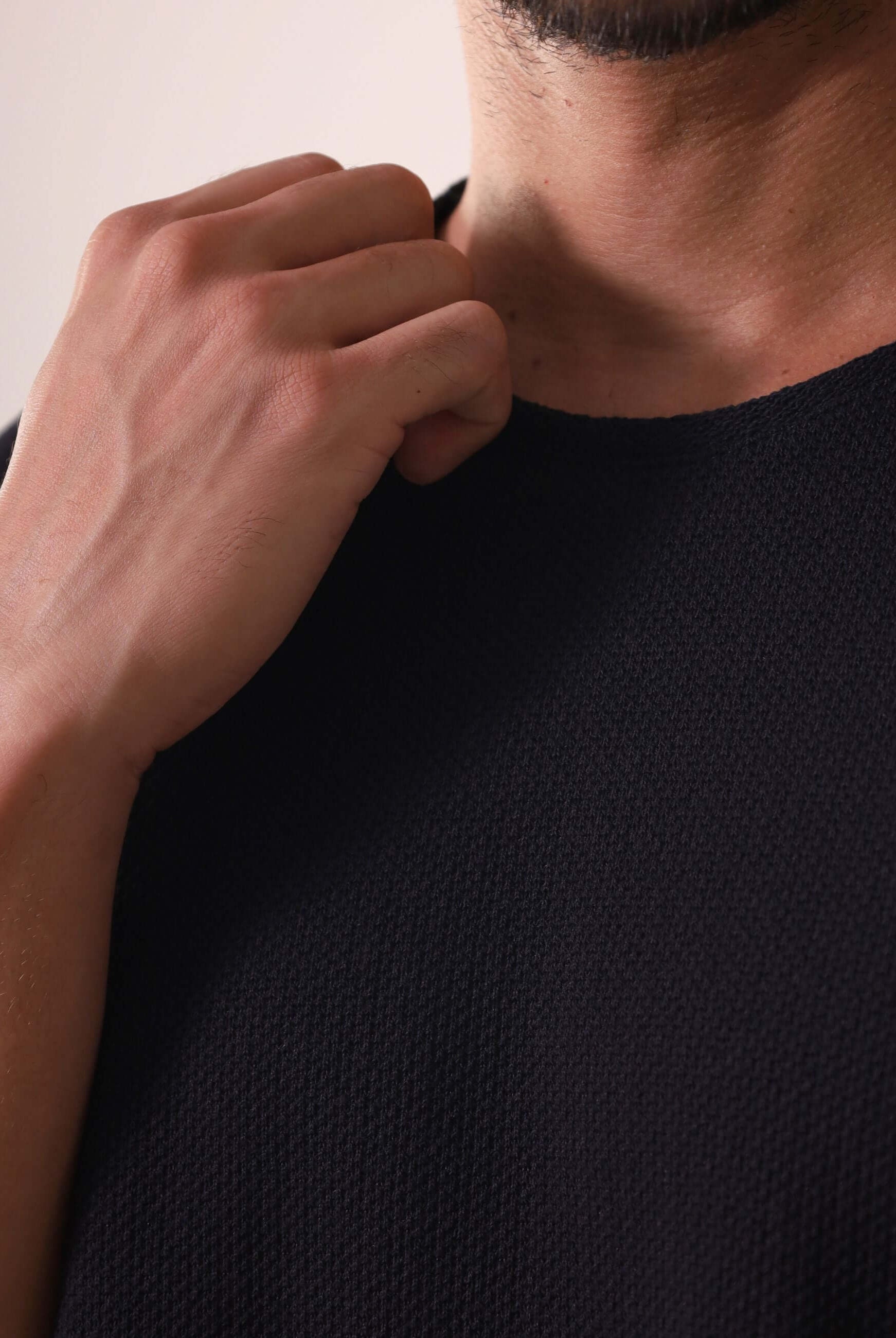 Close-up do tecido da camiseta Maré - Preto da marca Greenish, destacando o estilo sofisticado e a textura elegante.