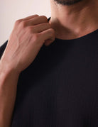 Close-up do tecido da camiseta Maré - Preto da marca Greenish, destacando o estilo sofisticado e a textura elegante.