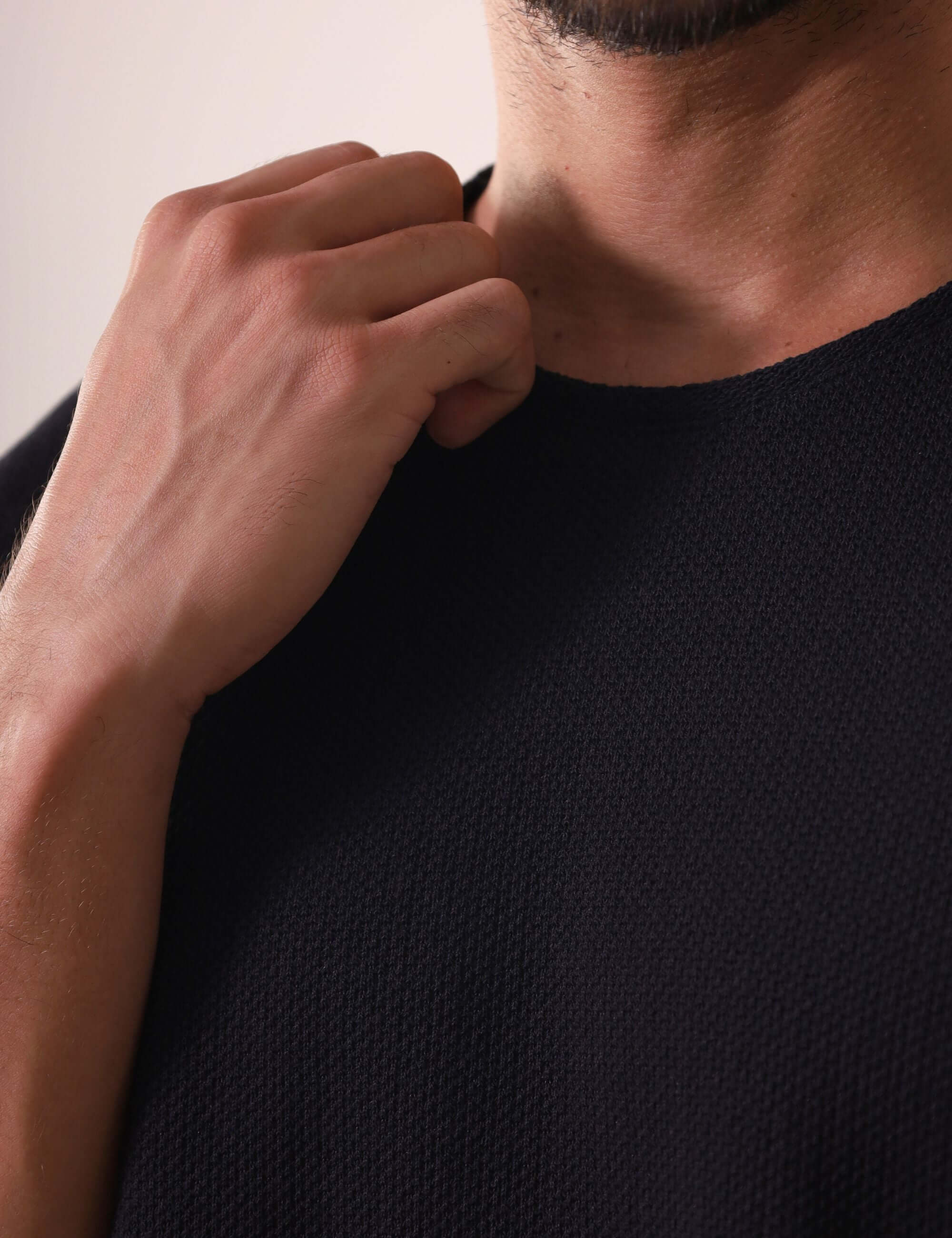 Close-up do tecido da camiseta Maré - Preto da marca Greenish, destacando o estilo sofisticado e a textura elegante.