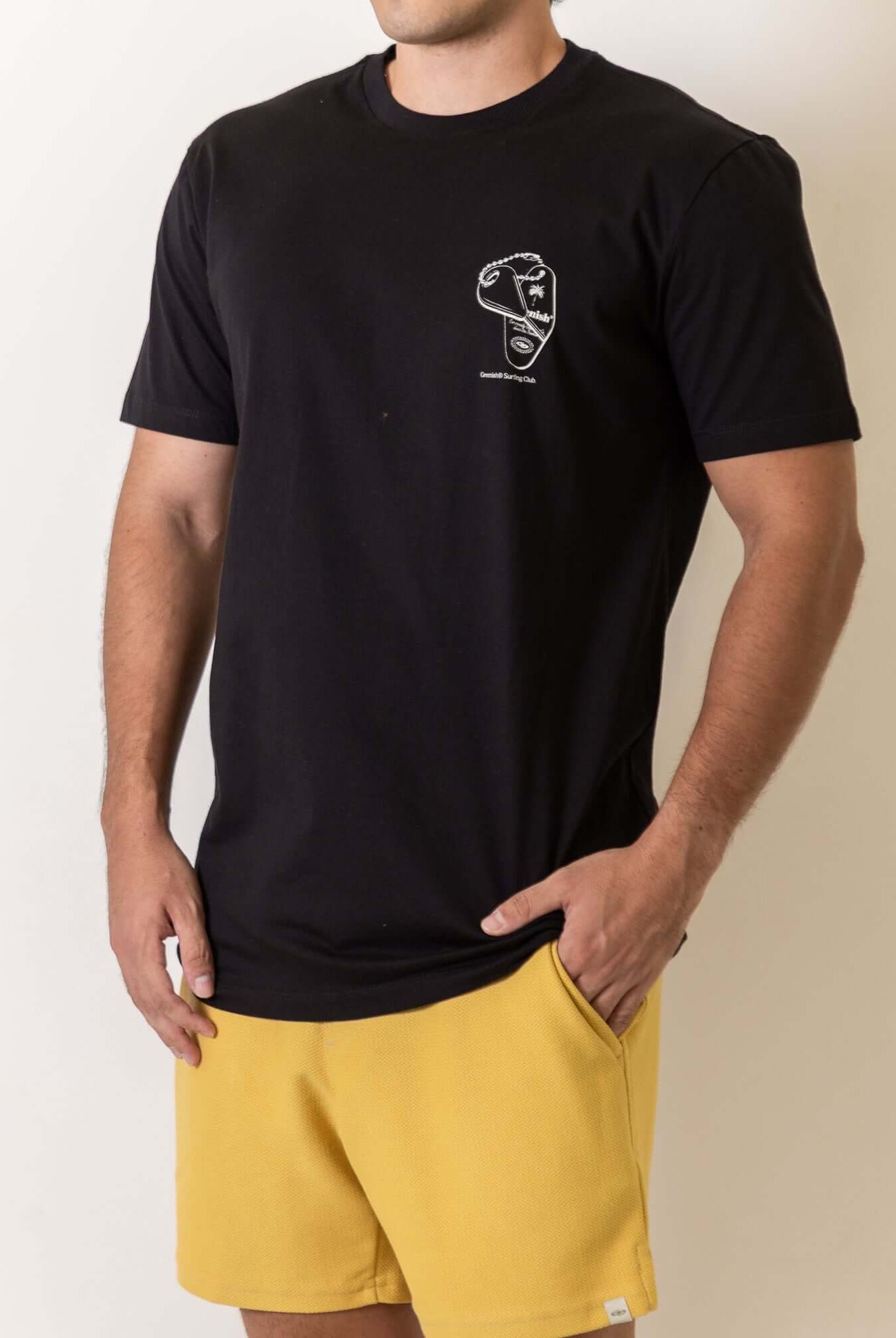 Camiseta Fin Key - Preto da Greenish inspirada no surf vintage com bordado, fabricada em malha 100% algodão para conforto e autenticidade.