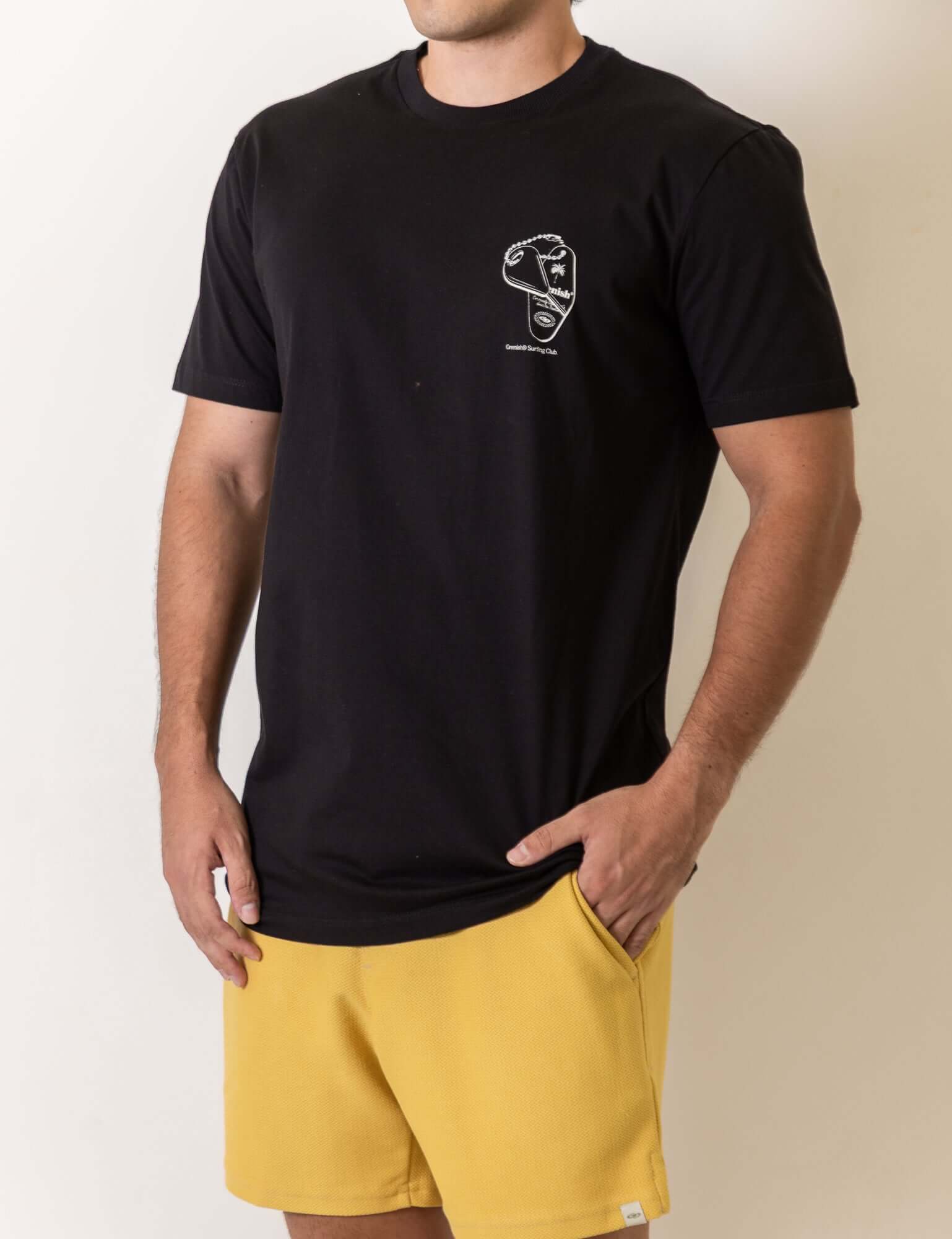 Camiseta Fin Key - Preto da Greenish inspirada no surf vintage com bordado, fabricada em malha 100% algodão para conforto e autenticidade.