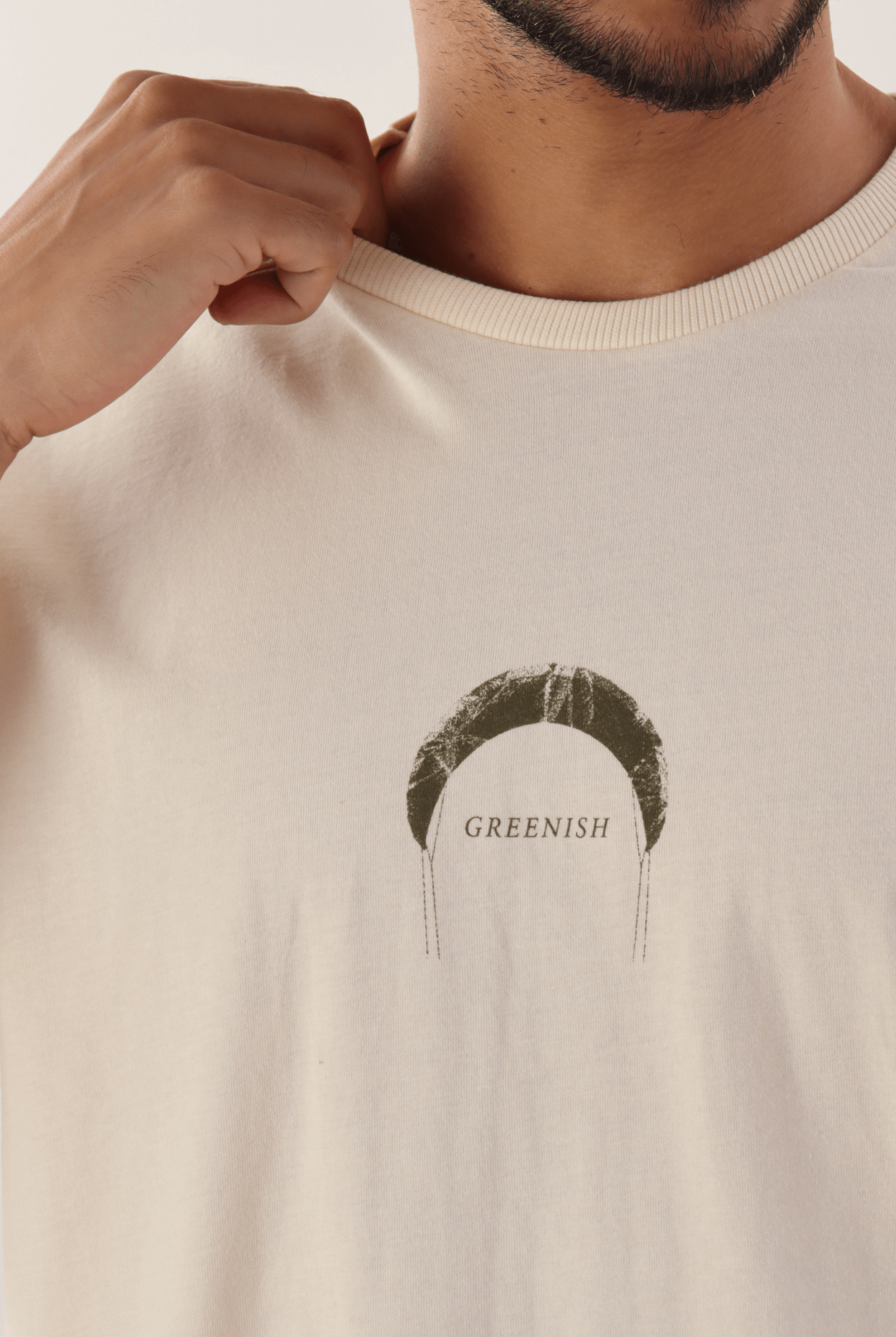 Camiseta Find Out New Places - Natural da marca Greenish em algodão, com estampa minimalista, ideal para explorar novos lugares.