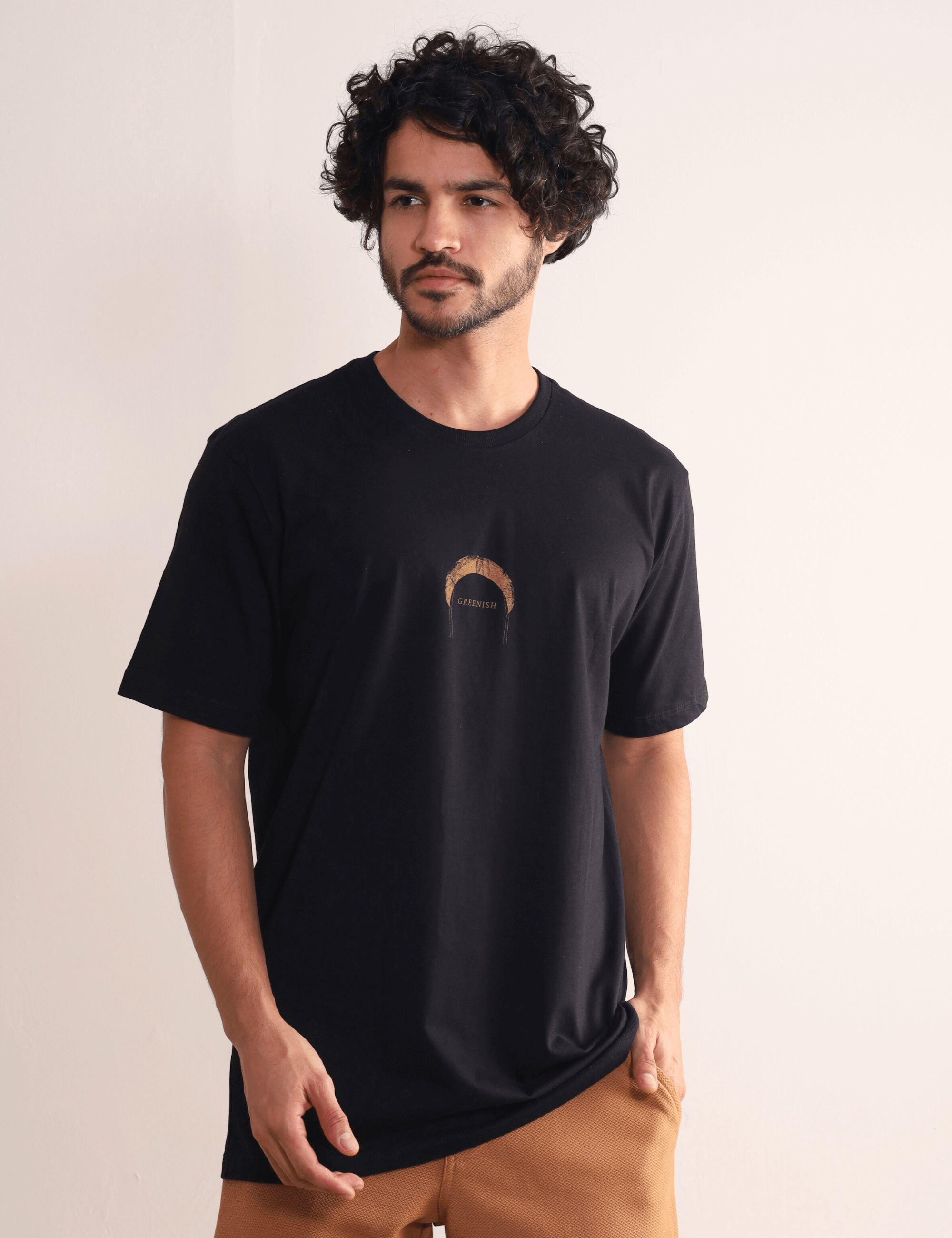 Homem vestindo camiseta preta Greenish Find Out New Places com estampa minimalista, ideal para aventuras ao ar livre e dias de praia.