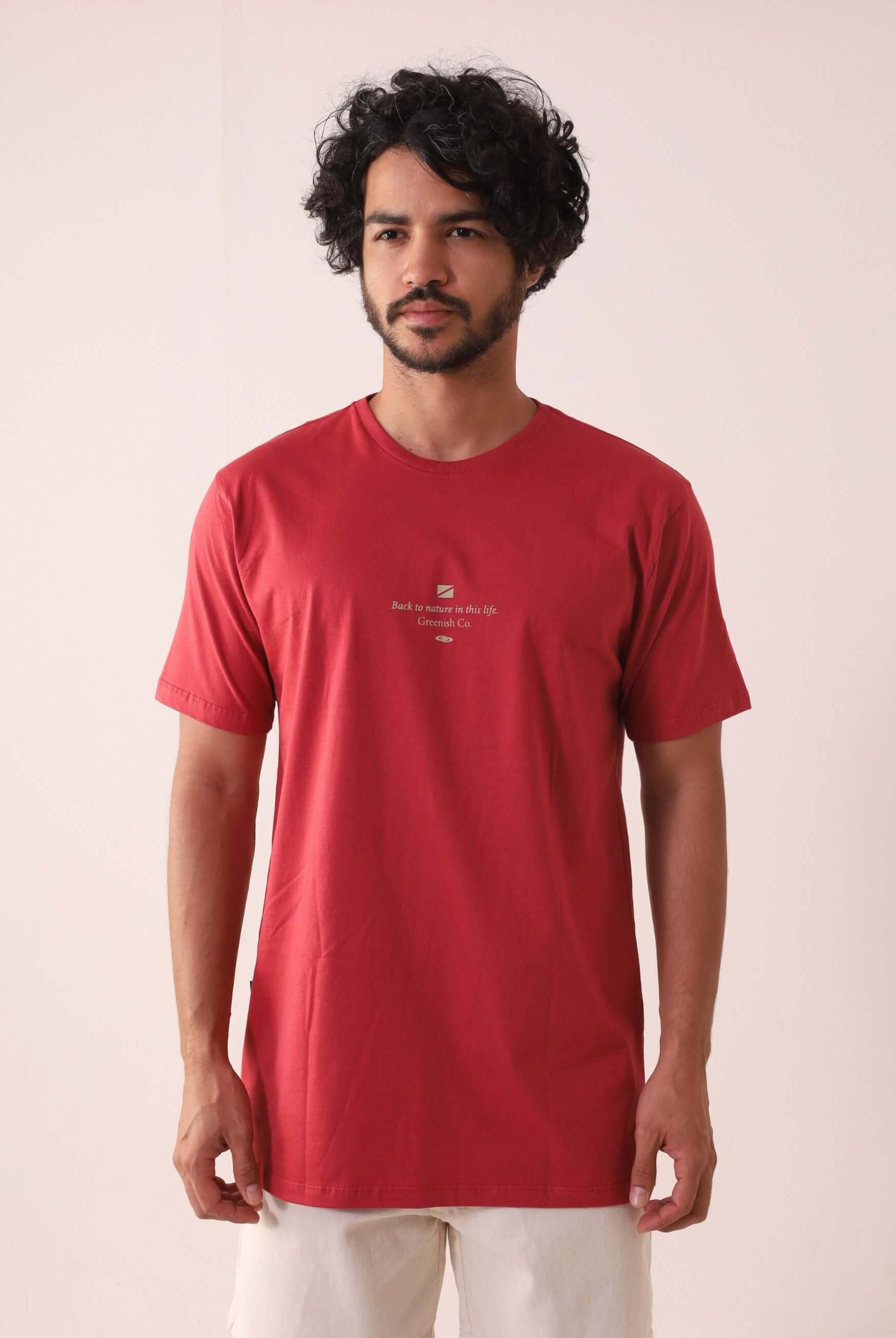 Camiseta Free Dive Club - Vermelho da Greenish, masculina, 100% algodão, em um modelo básico com estampa inspirada no mergulho livre.
