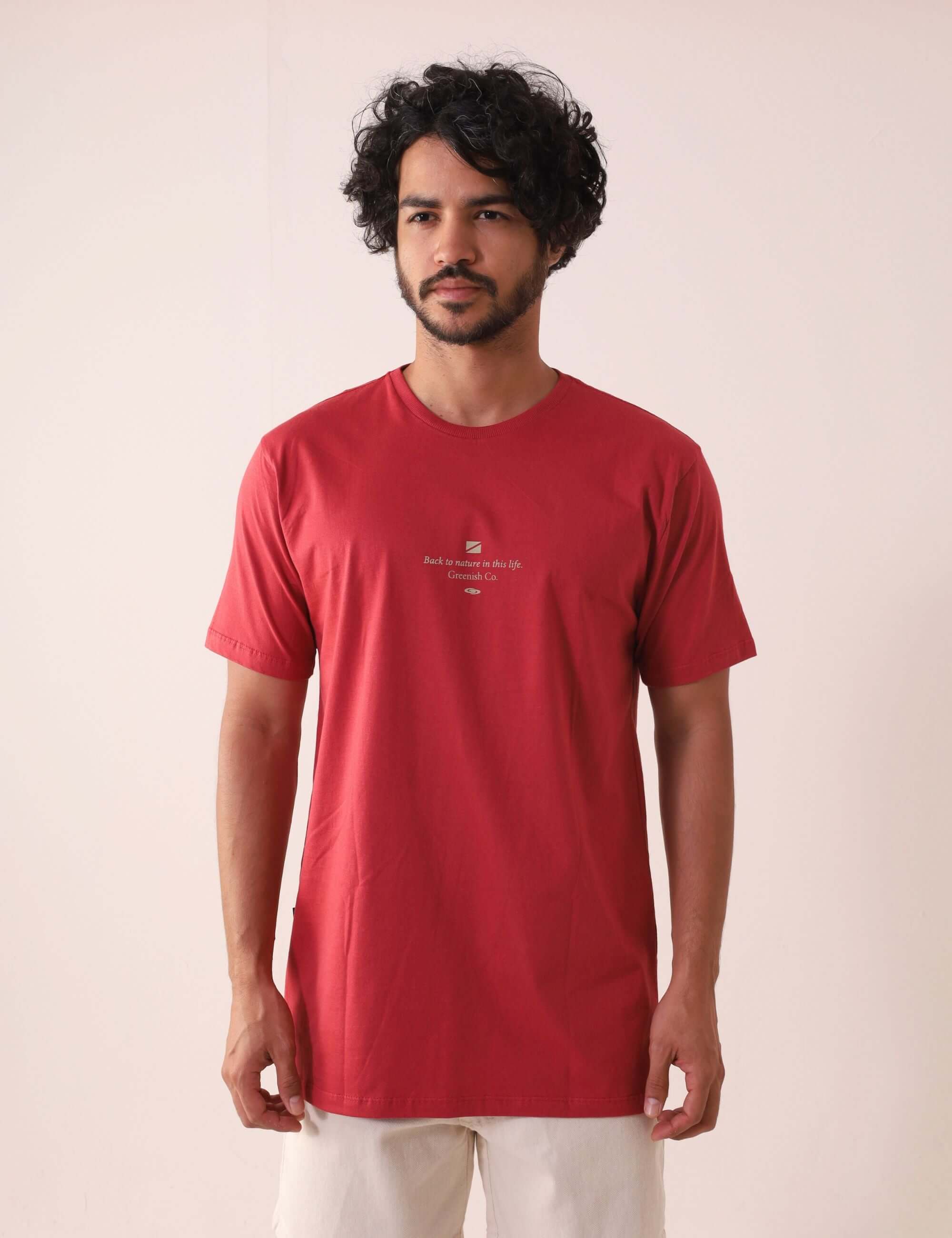 Camiseta Free Dive Club - Vermelho da Greenish, masculina, 100% algodão, em um modelo básico com estampa inspirada no mergulho livre.