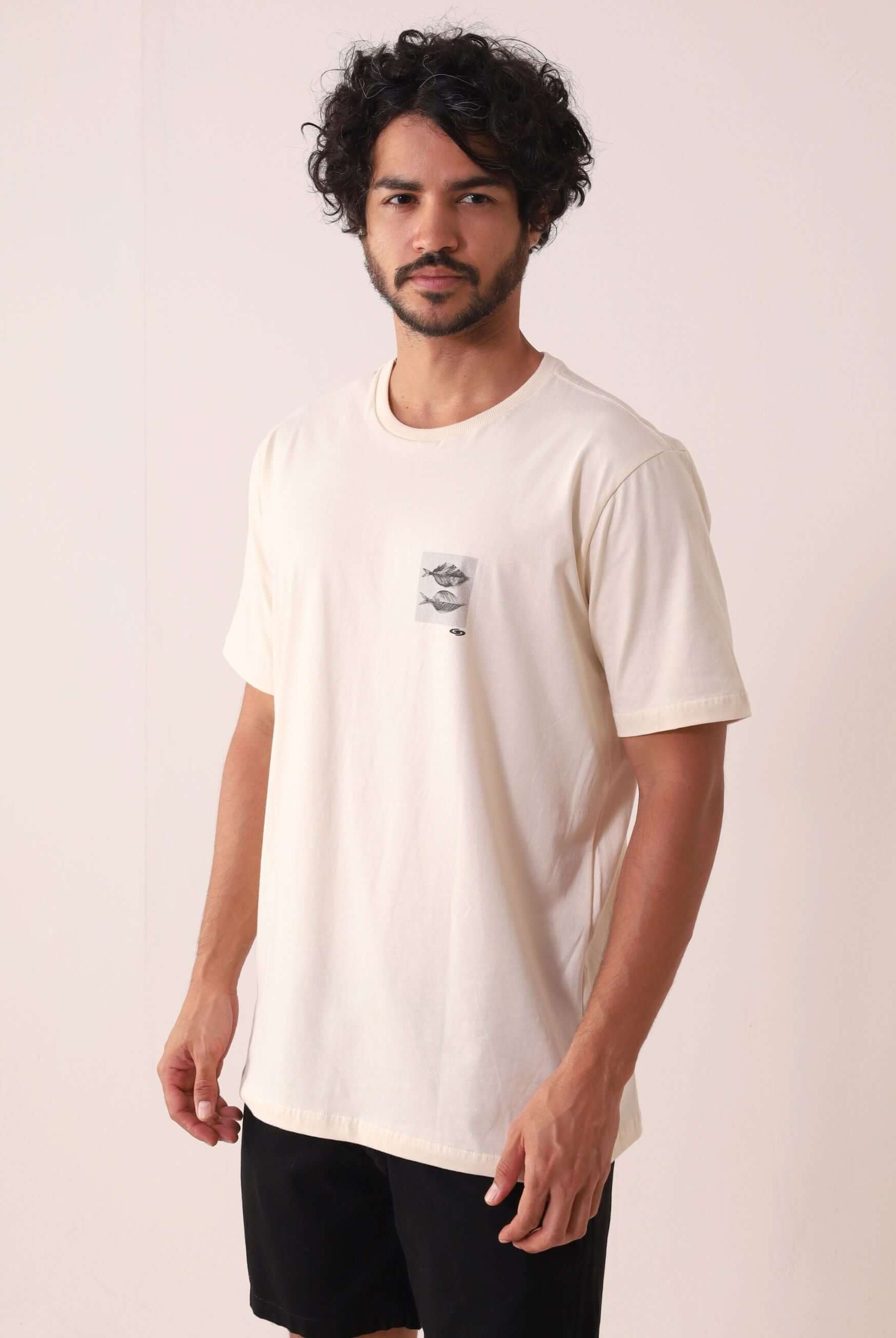 Modelo veste Camiseta Leafish - Natural da Greenish com design inspirado no mar, 100% algodão, toque natural e arte orgânica.