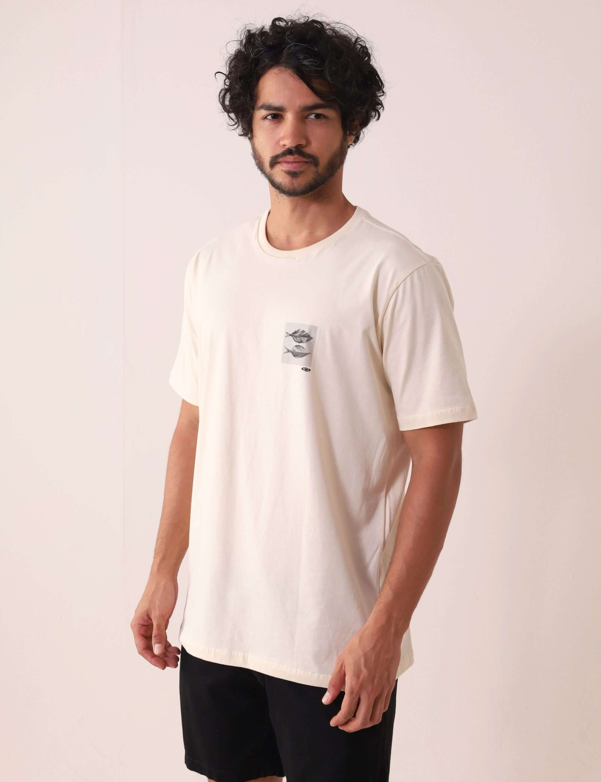 Modelo veste Camiseta Leafish - Natural da Greenish com design inspirado no mar, 100% algodão, toque natural e arte orgânica.