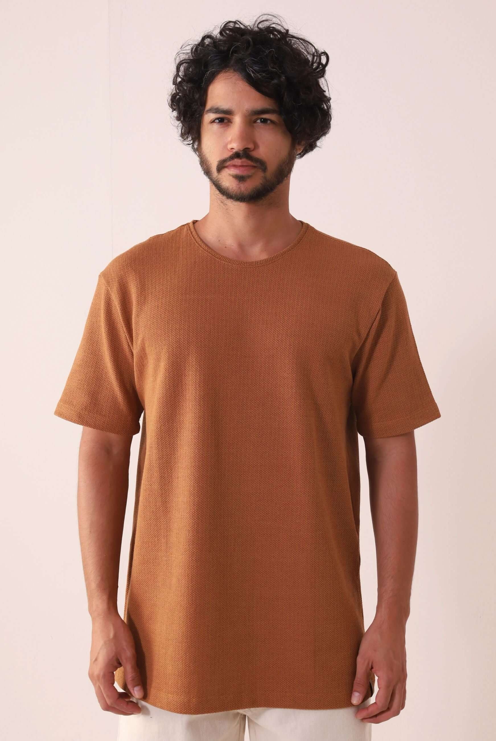 Camiseta Maré - Caqui da Greenish, modelo masculino vestindo camiseta essencial com toque sofisticado e corte alinhado.