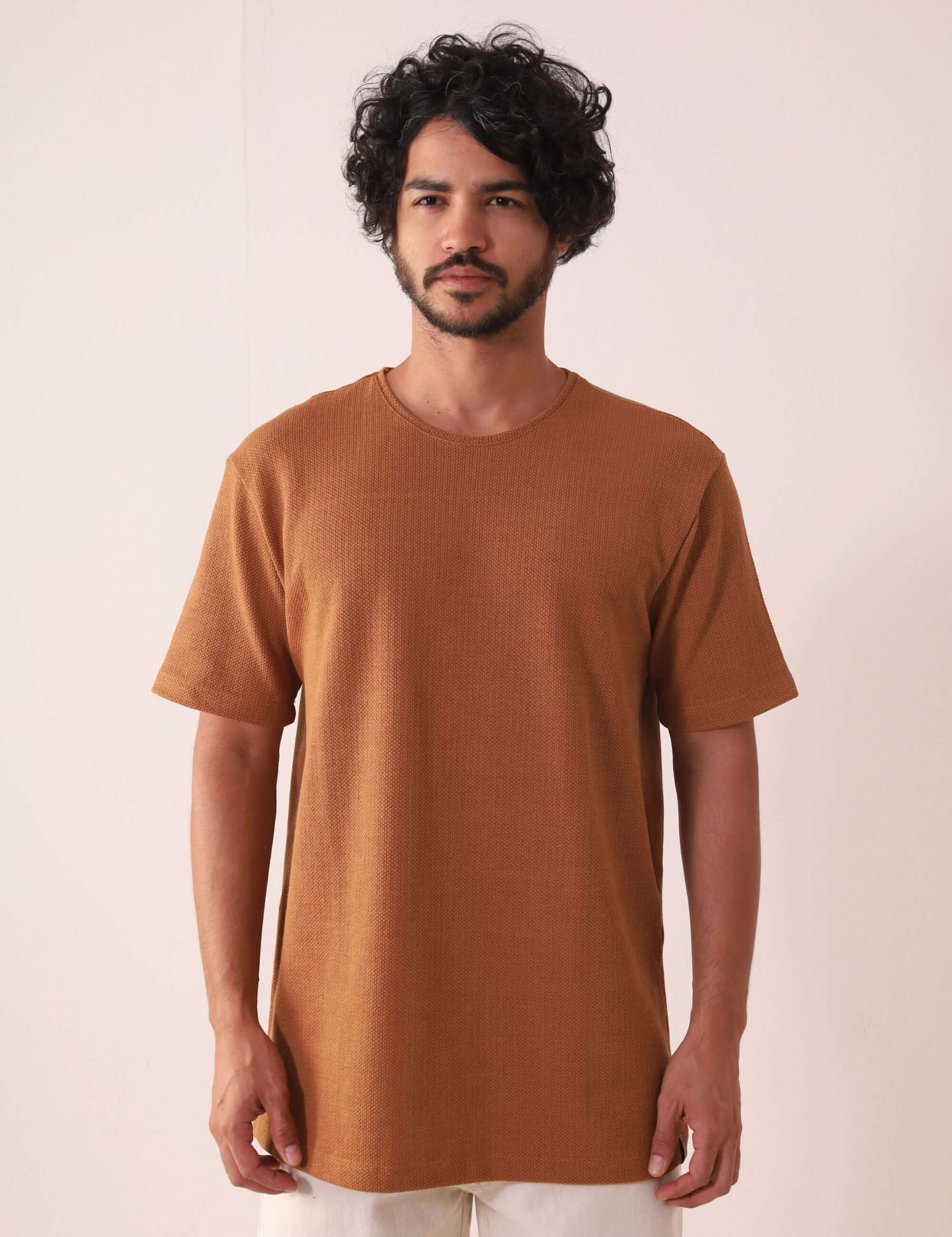 Camiseta Maré - Caqui da Greenish, modelo masculino vestindo camiseta essencial com toque sofisticado e corte alinhado.
