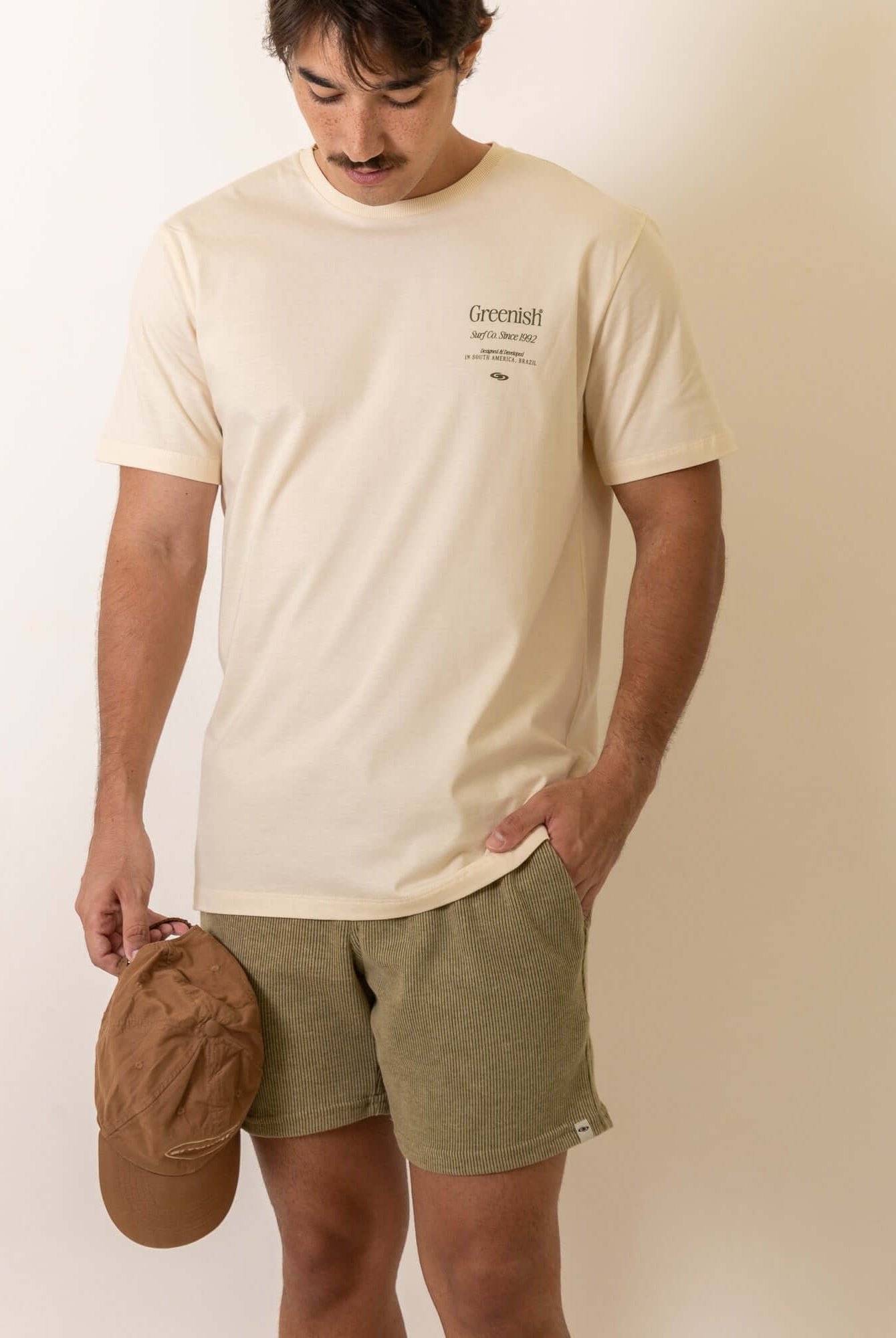 Modelo vestindo a Camiseta Mermaid - Natural da marca Greenish, com design casual e confortável, ideal para o dia a dia.