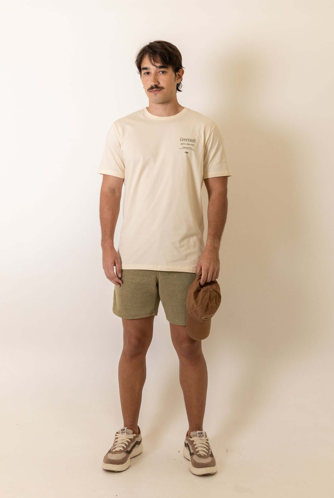 Modelo vestindo Camiseta Mermaid - Natural da marca Greenish em um fundo neutro