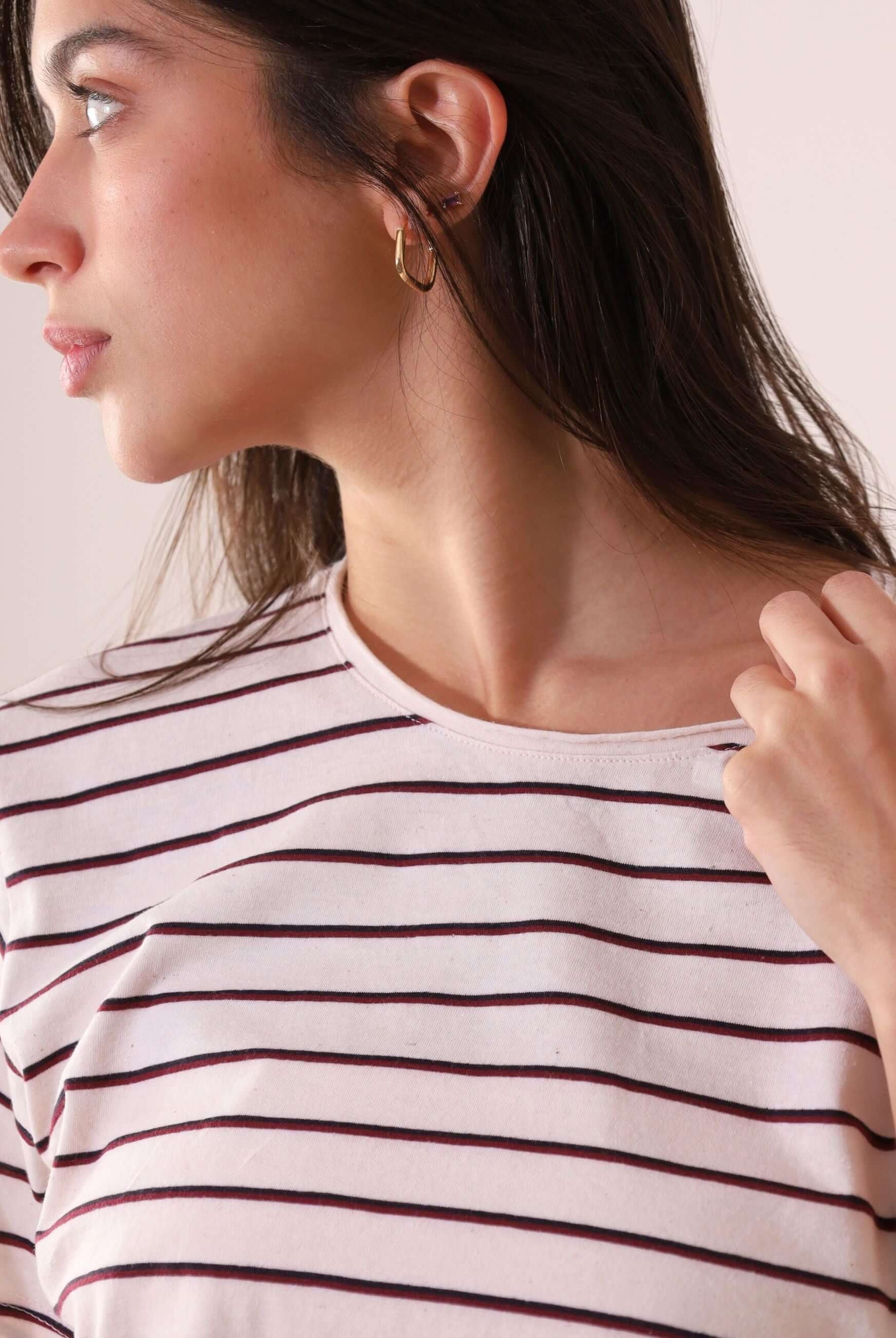 CAMISETA NAUTIC - OFF WHITE, maxi feminina listrada com gola ribana, visual clean e toque natural em estilo casual outdoor.