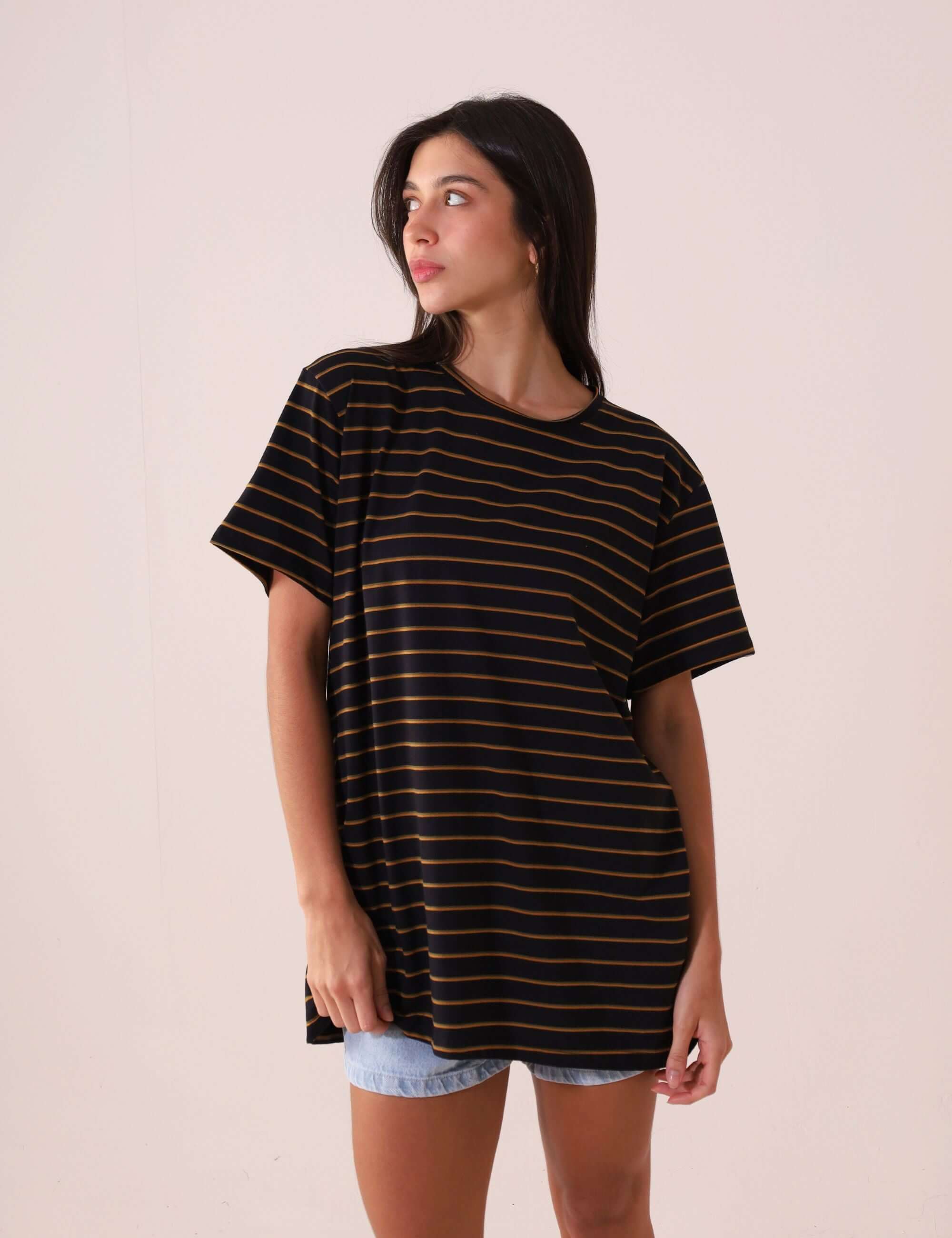 Mulher vestindo CAMISETA NAUTIC - PRETO da marca Greenish em malha listrada de cânhamo com algodão, estilo maxi e acabamento em ribana.